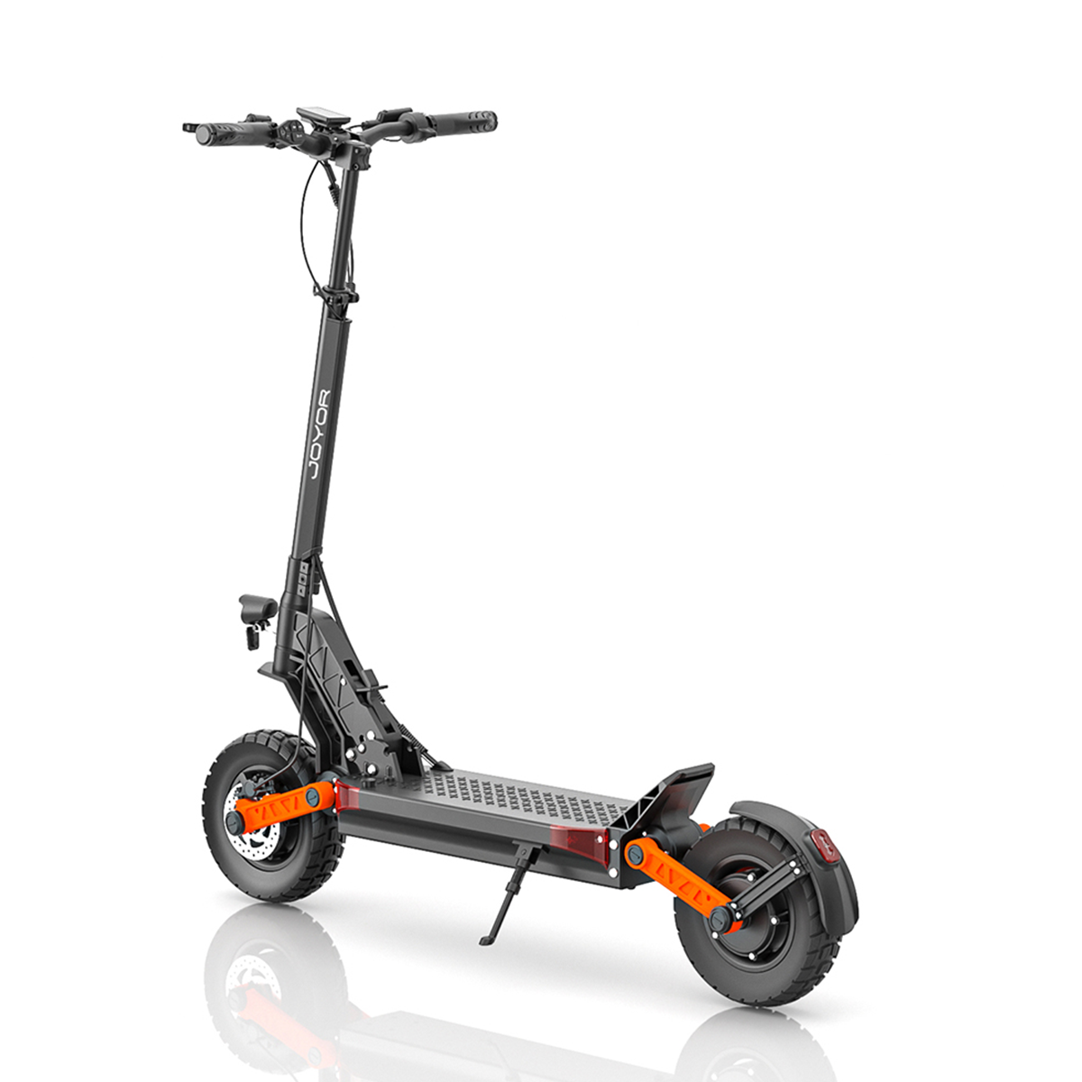 Hulajnoga elektryczna na białym tle. Jest czarna i pomarańczowa. Hulajnoga stoi z wysuniętą podpórką.