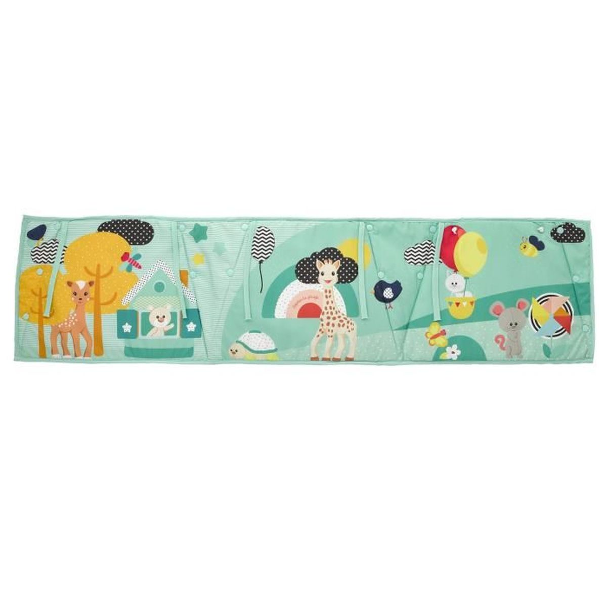 Ein langes Stoffspielzeug mit verschiedenen Illustrationen, darunter Giraffen, Bäume und Ballons. Es ist für Babys konzipiert.