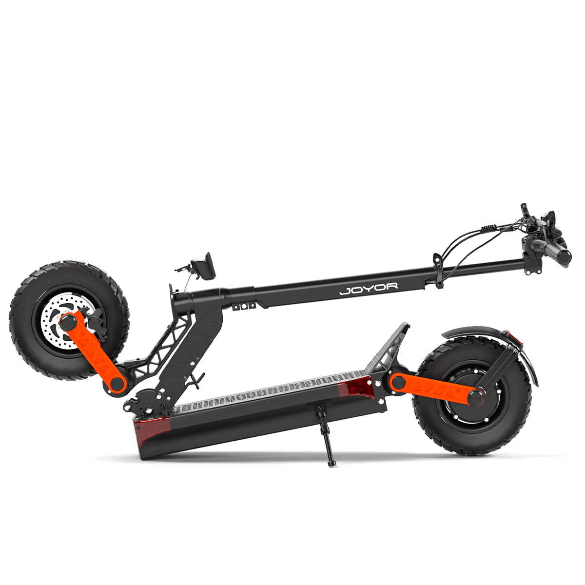 Czarna hulajnoga elektryczna. Koła z pomarańczowymi akcentami. Pochylona pod kątem. Marka JOYOR. Białe tło.