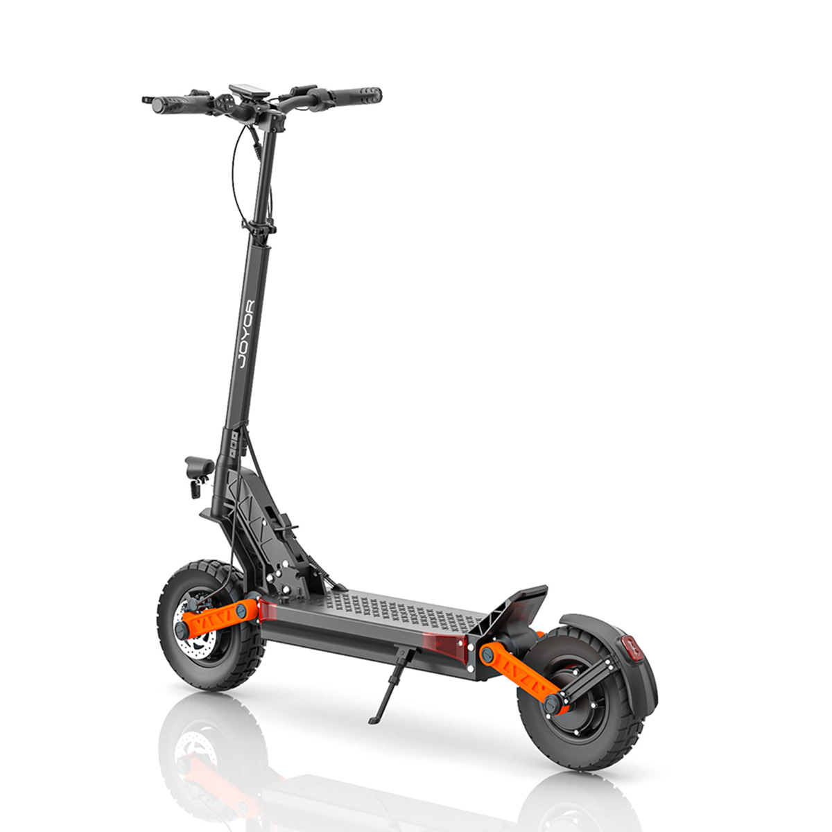 Czarna hulajnoga elektryczna z pomarańczowymi akcentami. Oparta na podpórce. Białe tło. Marka JOYOR.