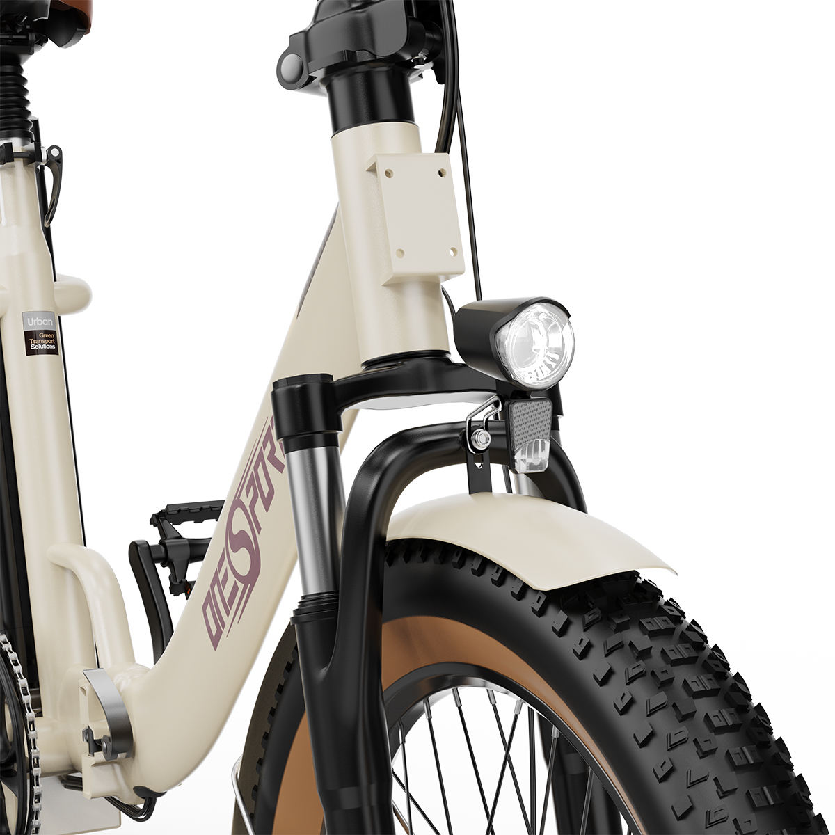 Primo piano di una bici elettrica beige e nera. Pneumatico anteriore, luce e manubrio. Sfondo bianco.