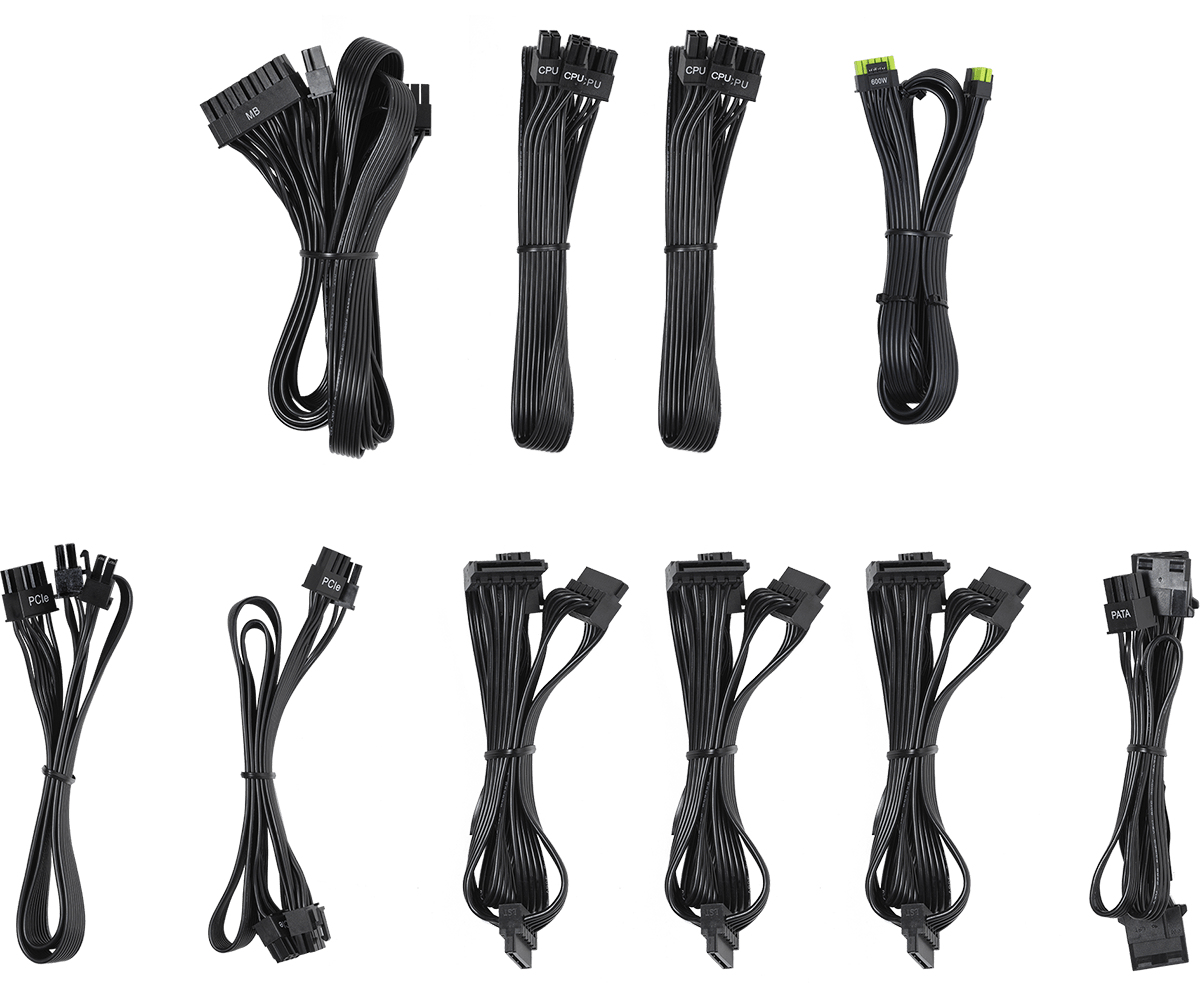 Zestaw czarnych kabli komputerowych. Różne rodzaje kabli umieszczono na białym tle.