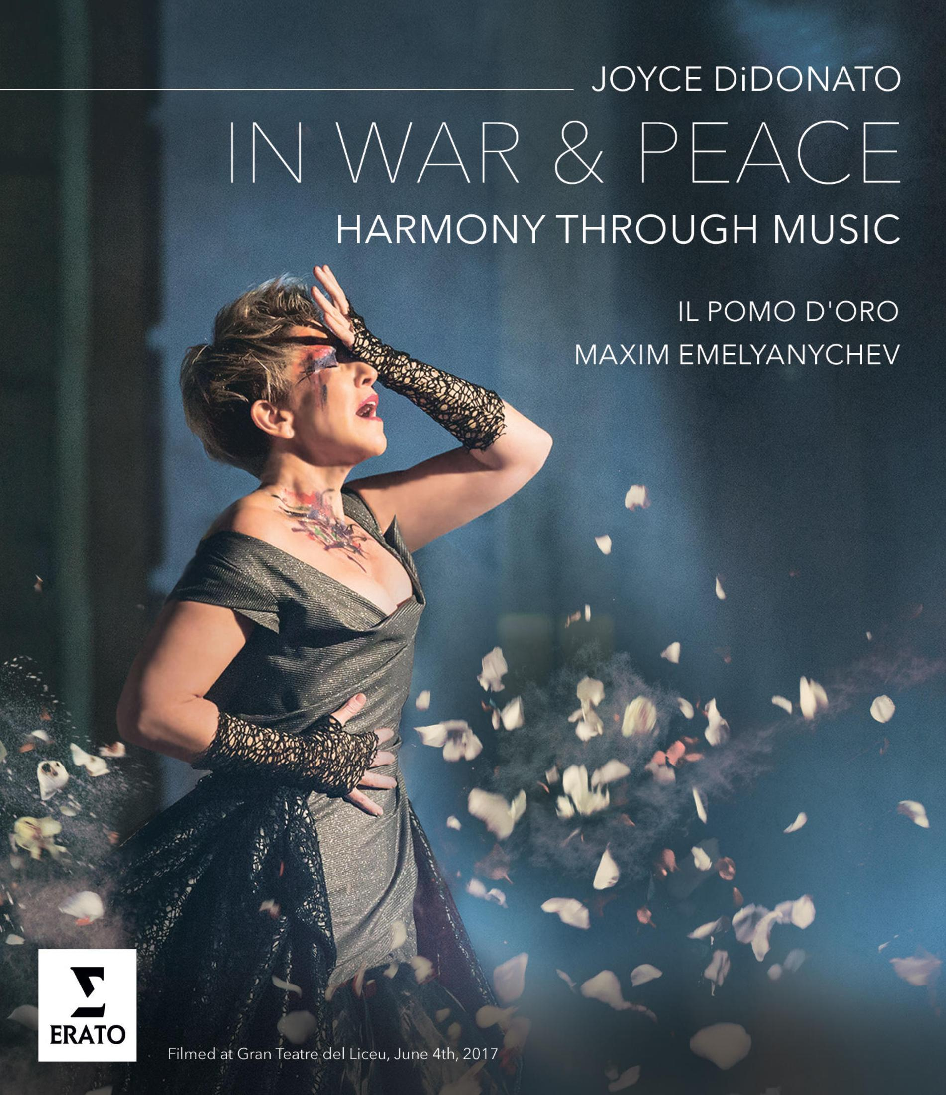Okładka albumu kobiety na scenie, z uniesionymi ramionami, z tekstem 'In War & Peace'.