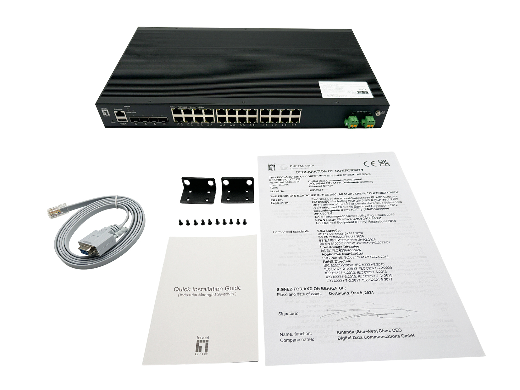 Netzwerk-Switch mit mehreren Anschlüssen, Kabeln und Zubehör auf weißem Hintergrund. Enthält eine Installationsanleitung.