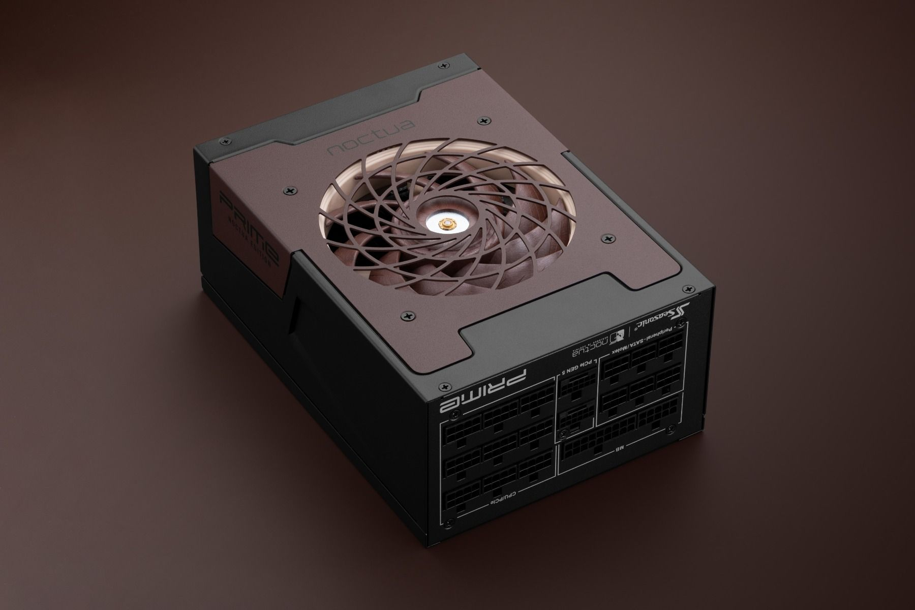 Vue de dessus du bloc d'alimentation. Ventilateur marron, corps noir, côté marron.