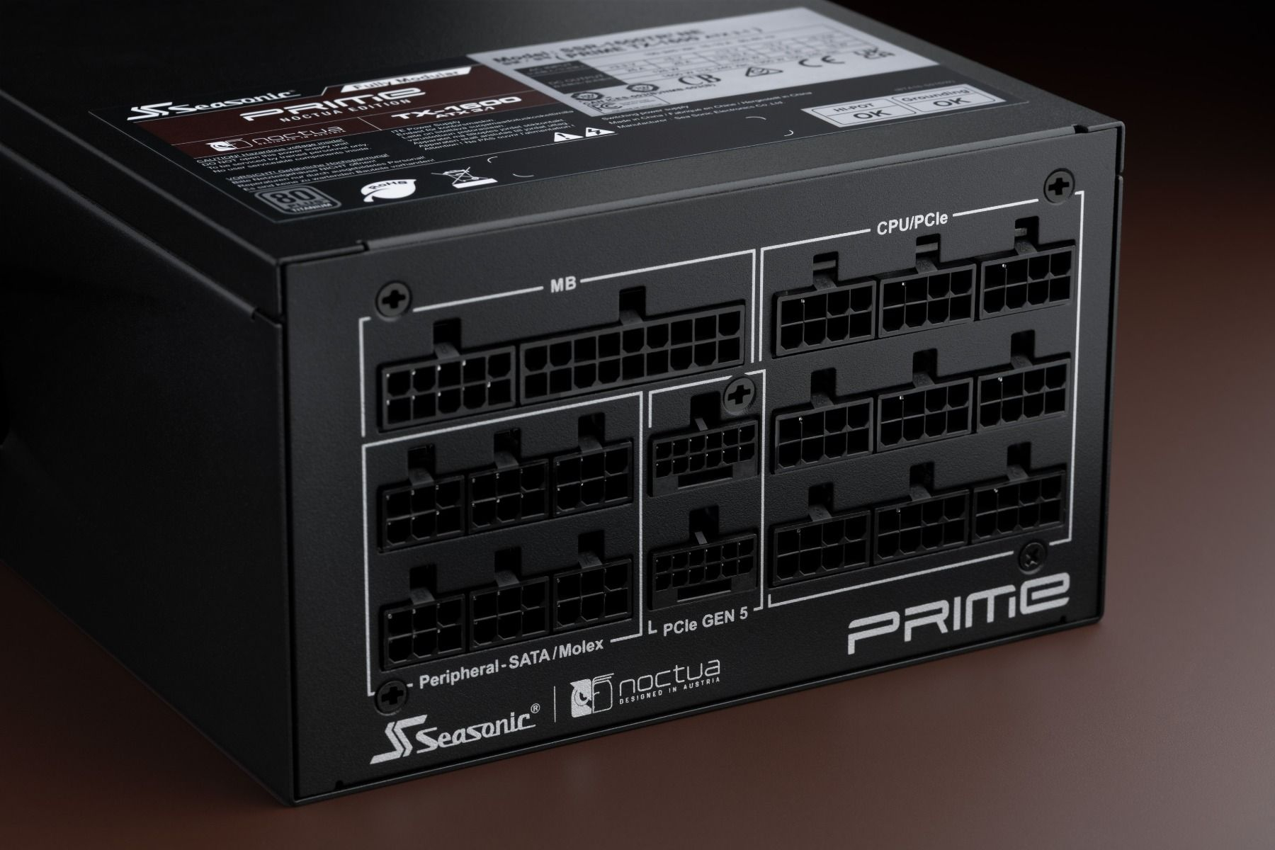 Alimentation Seasonic Prime noire avec plusieurs ports et connecteurs, sur fond marron.