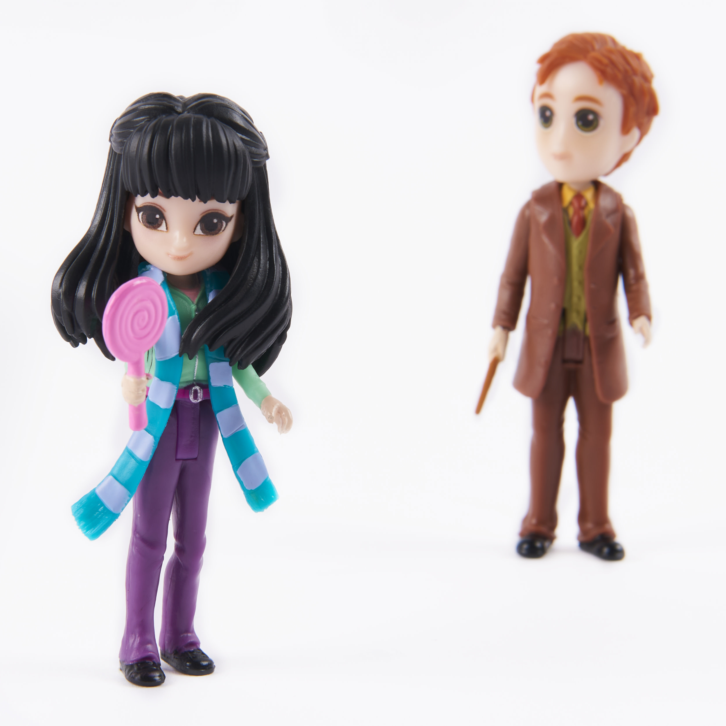 Dwie figurki Harry Potter Magical Minis: Cho Chang z lizakiem i George Weasley.