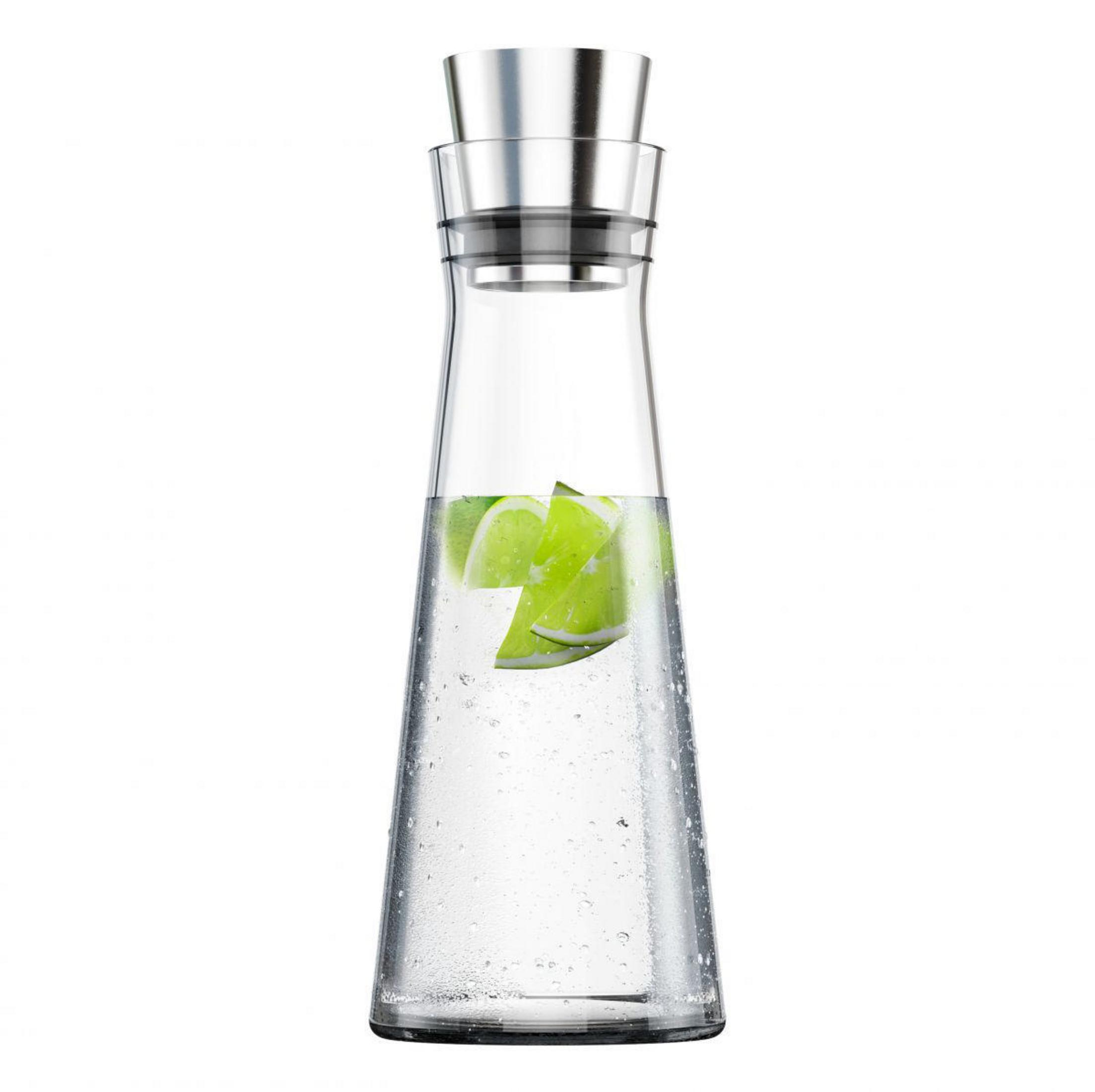 Eine klare Glaskaraffe mit Wasser und Limettenscheiben, mit silbernem Deckel, isoliert.