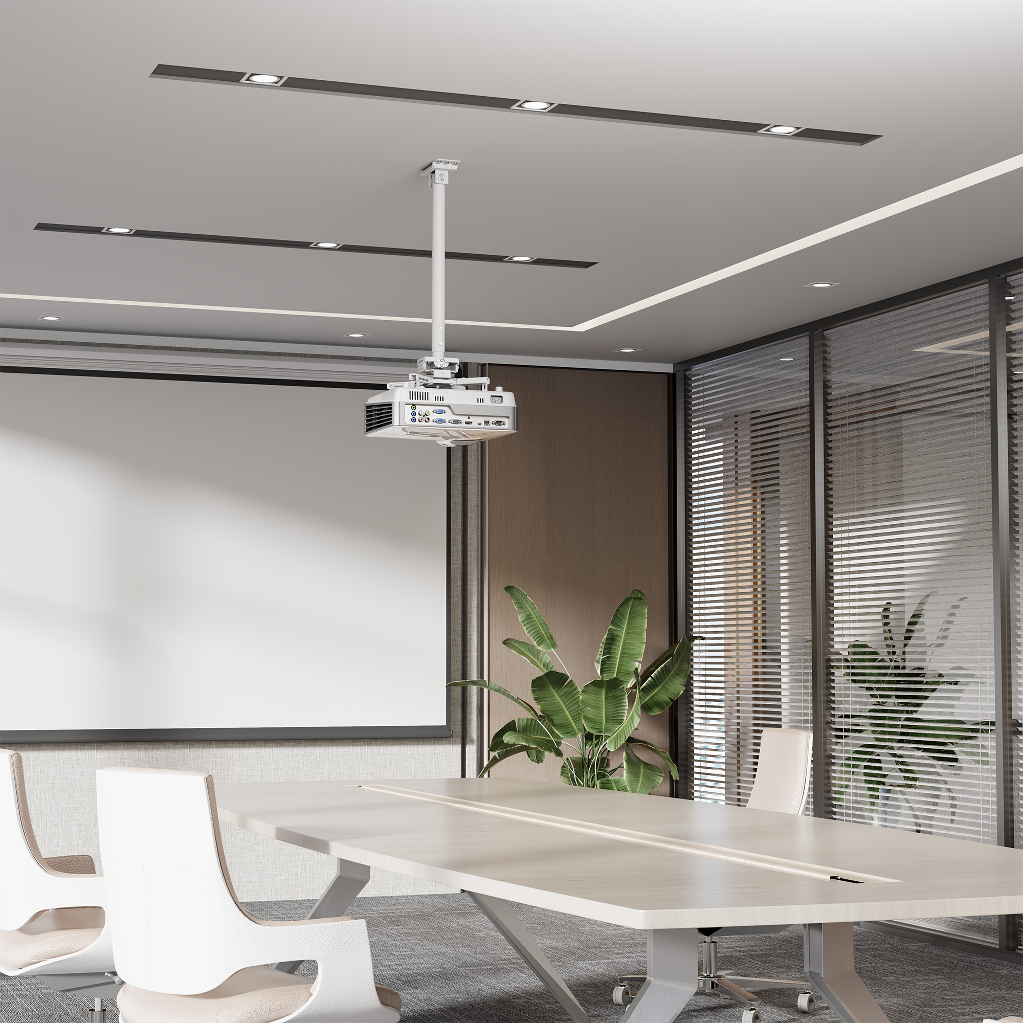 Sala konferencyjna z projektorem, ekranem, stołem, krzesłami i rośliną.