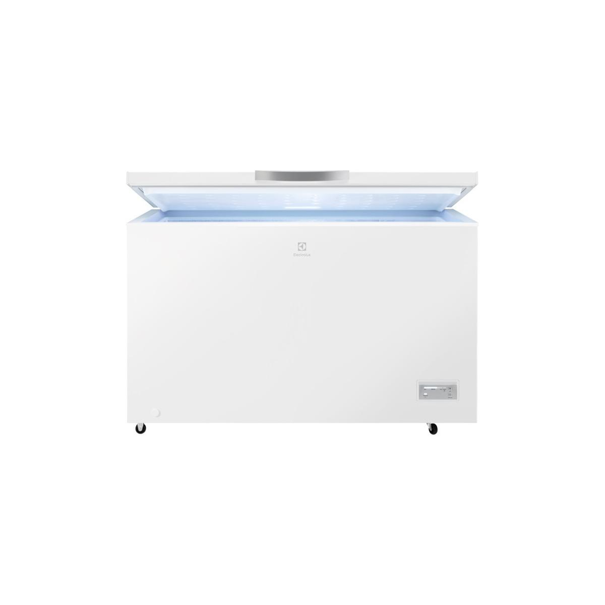 Congelatore a pozzetto bianco con coperchio aperto, luce interna. Logo Electrolux visibile.