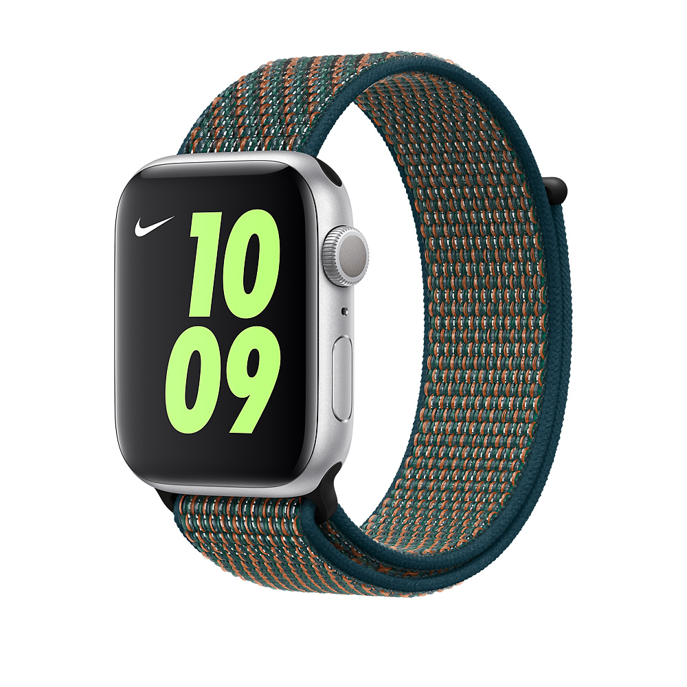Un Apple Watch con cinturino verde e arancione. Il display mostra i numeri 10 e 09. Sfondo bianco.