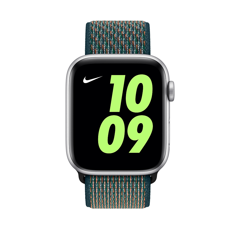 Apple Watch con cinturino verde e arancione, mostra le 10:09 sullo schermo.