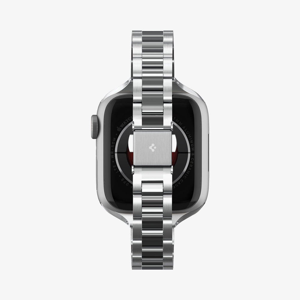 Apple Watch argento con cinturino in metallo. Il cinturino è collegato all'orologio.