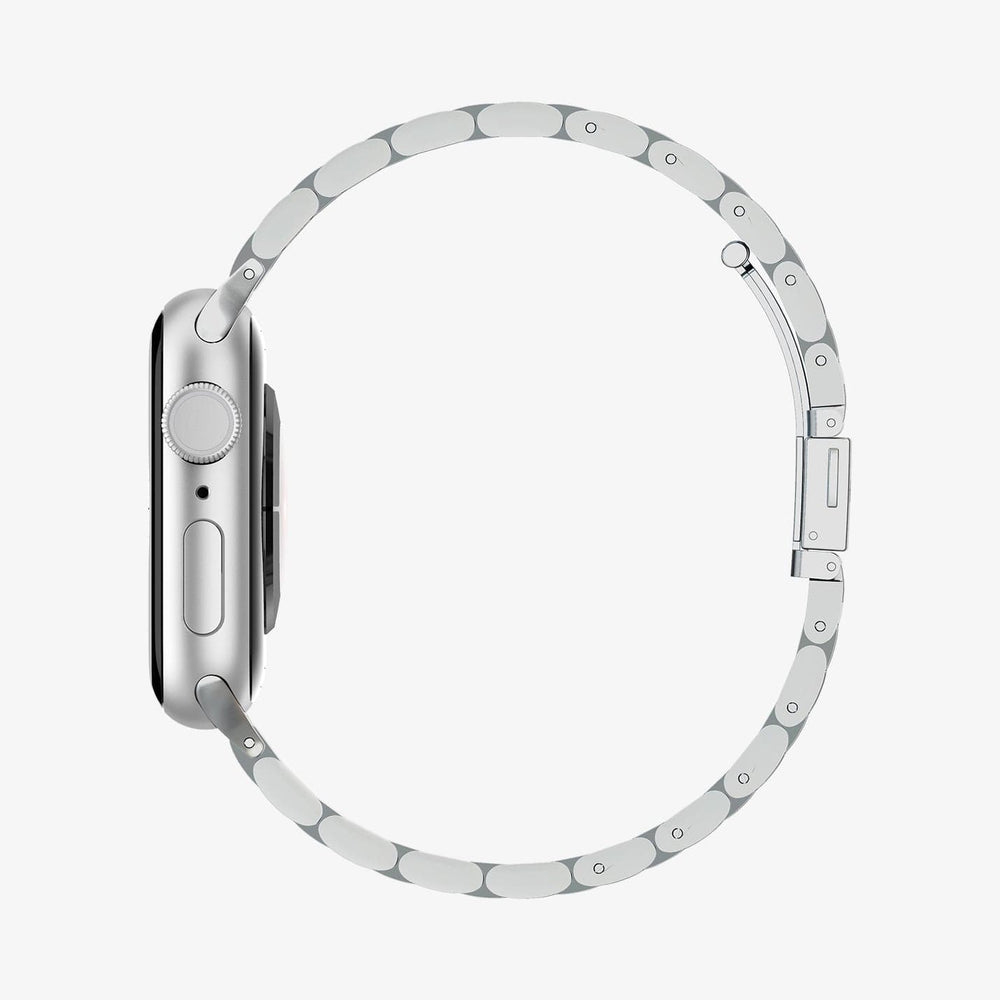 Apple Watch argentato con cinturino argentato, su sfondo bianco. Il cinturino è circolare.