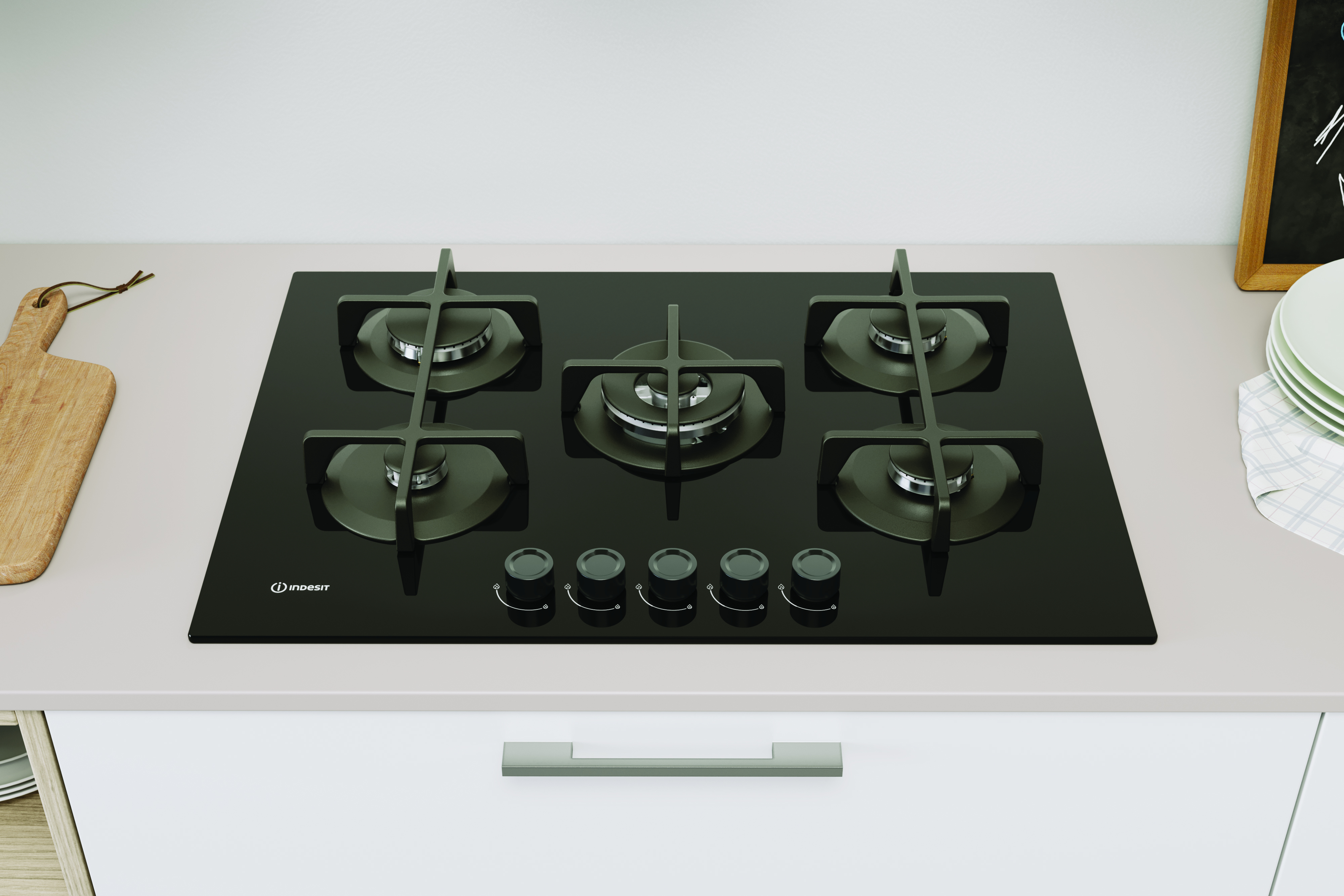 Czarna szklana płyta grzewcza z pięcioma palnikami, sterowaniem i kontekstem kuchennym. Biała szafka.