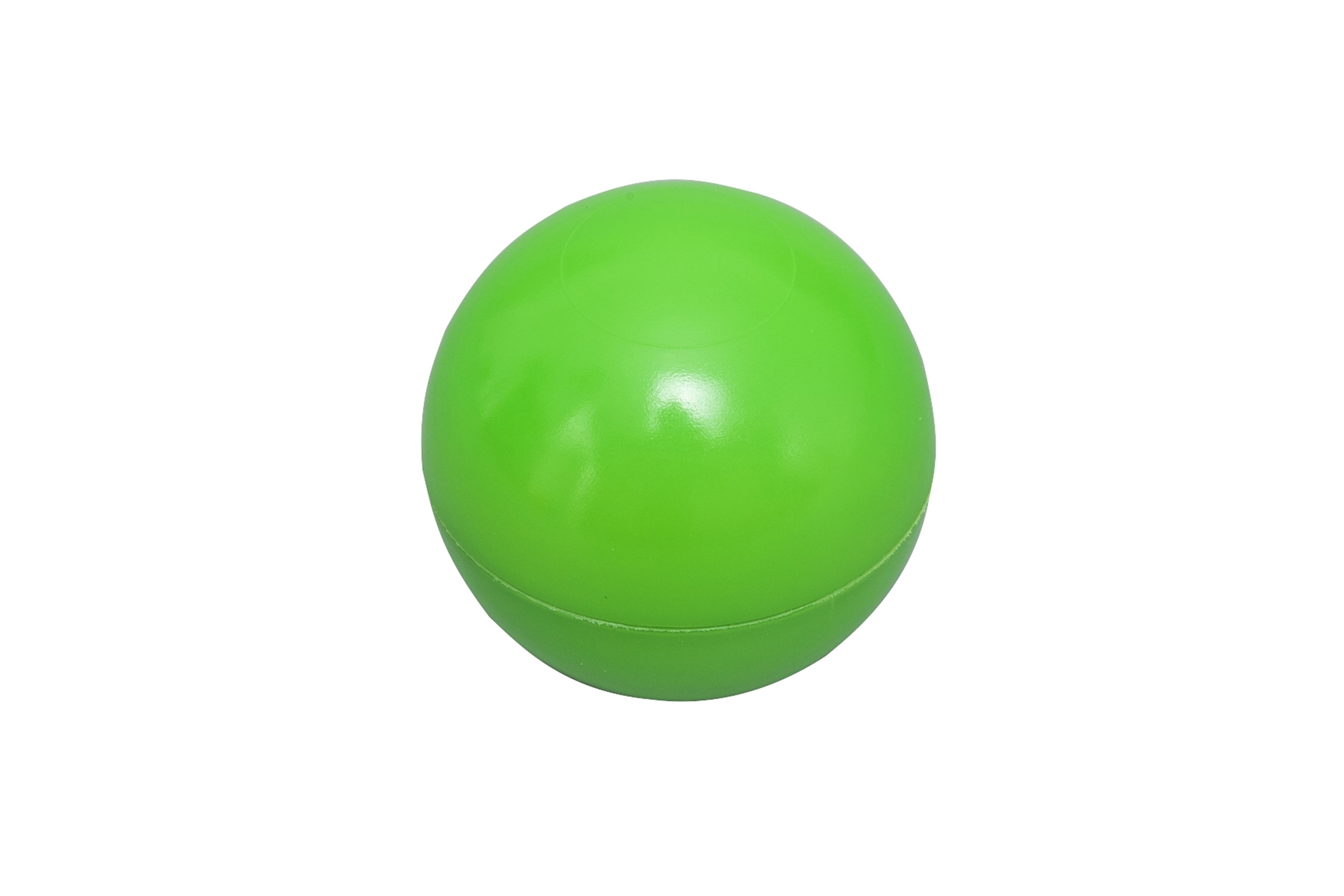 Una palla verde su sfondo bianco. Superficie solida e liscia.
