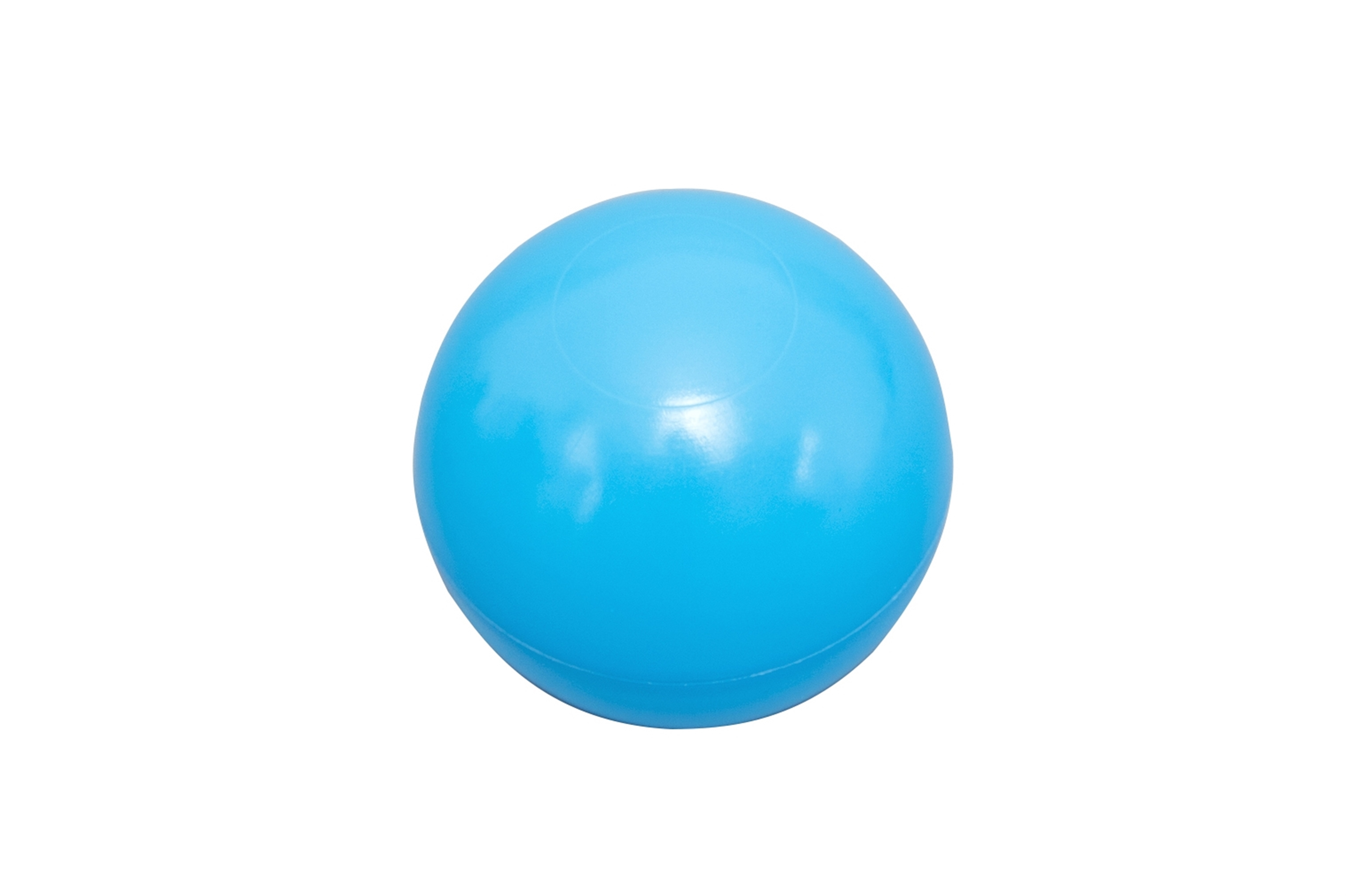 Una palla di plastica blu su una superficie bianca. La palla è rotonda e liscia.