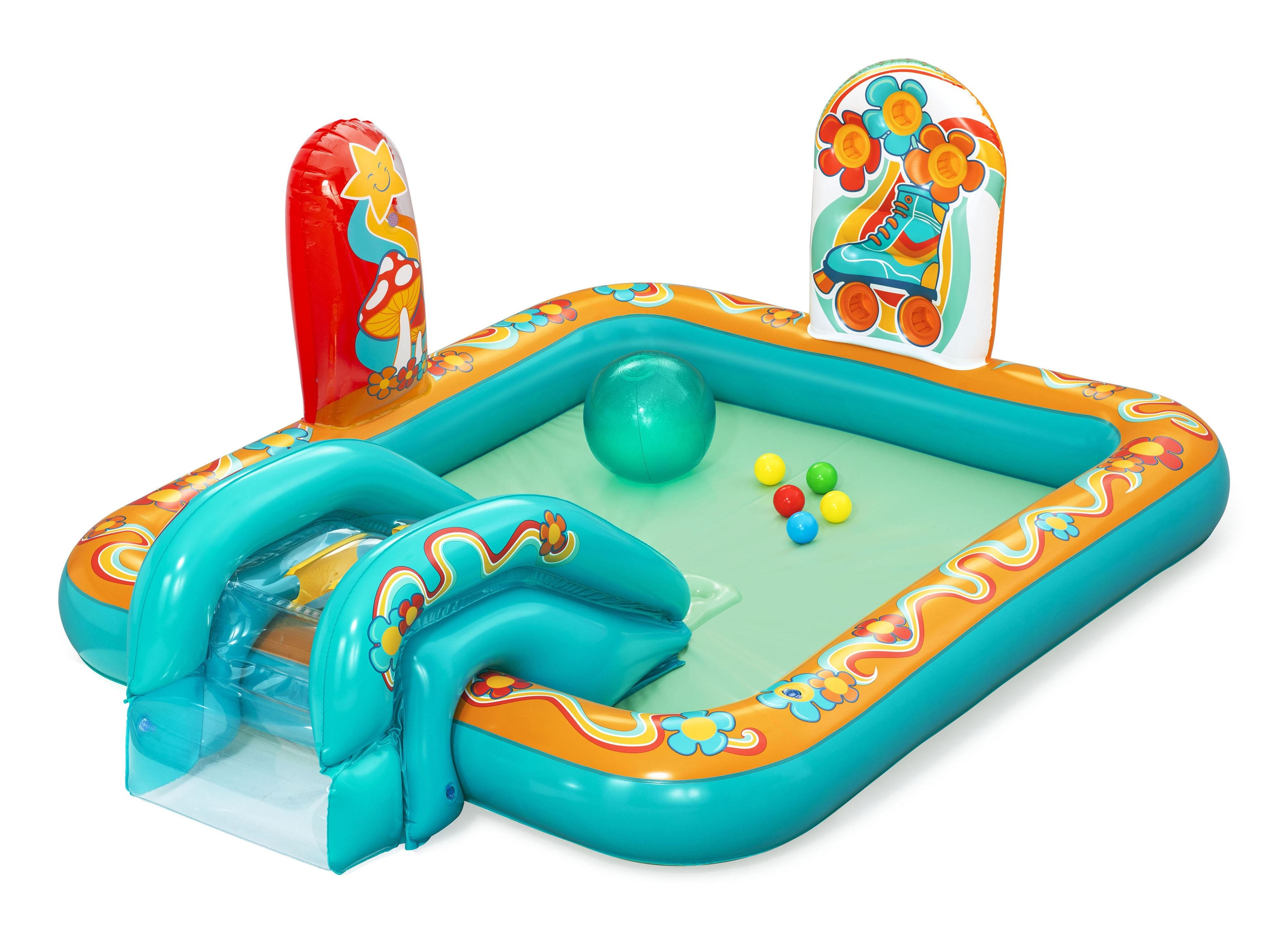 Aufblasbarer Pool mit Rutsche, Ball und bunten Dekorationen. Grünes Wasser und weißer Hintergrund.