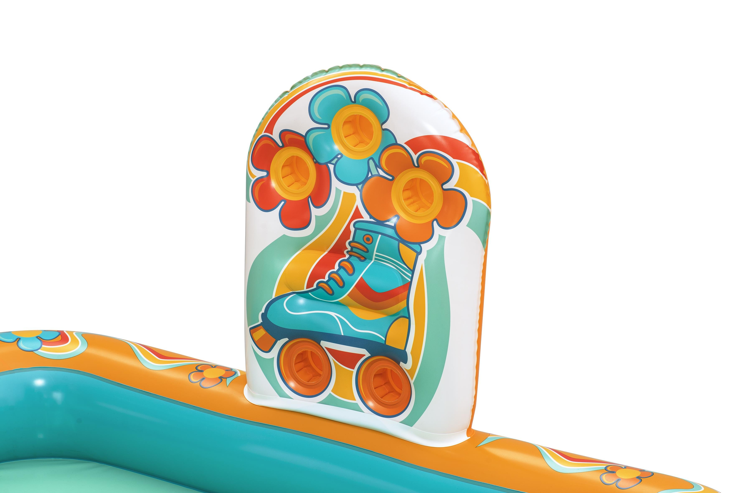 Nahaufnahme einer aufblasbaren Pooldekoration mit Rollschuh und Blumen.