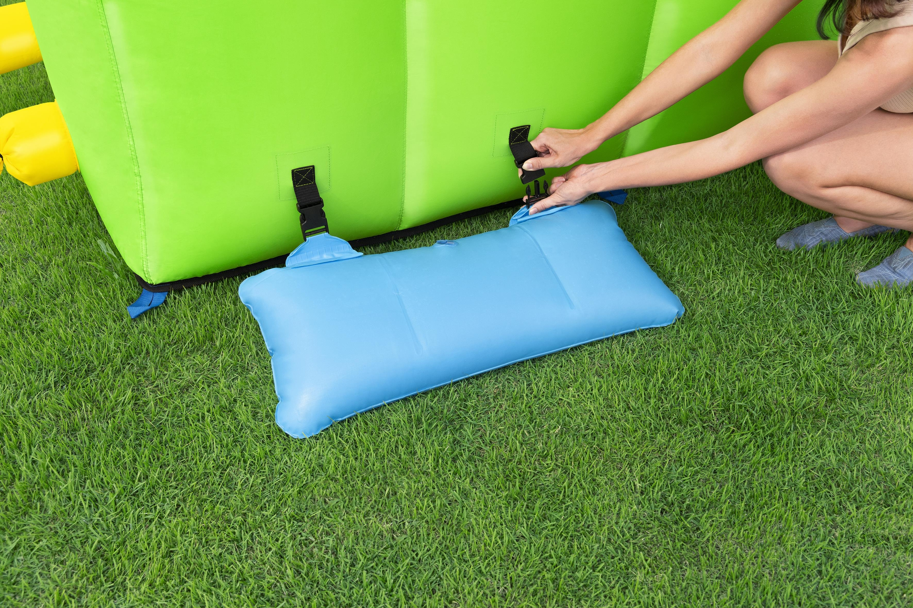 Osoba mocuje niebieską nadmuchiwaną poduszkę.