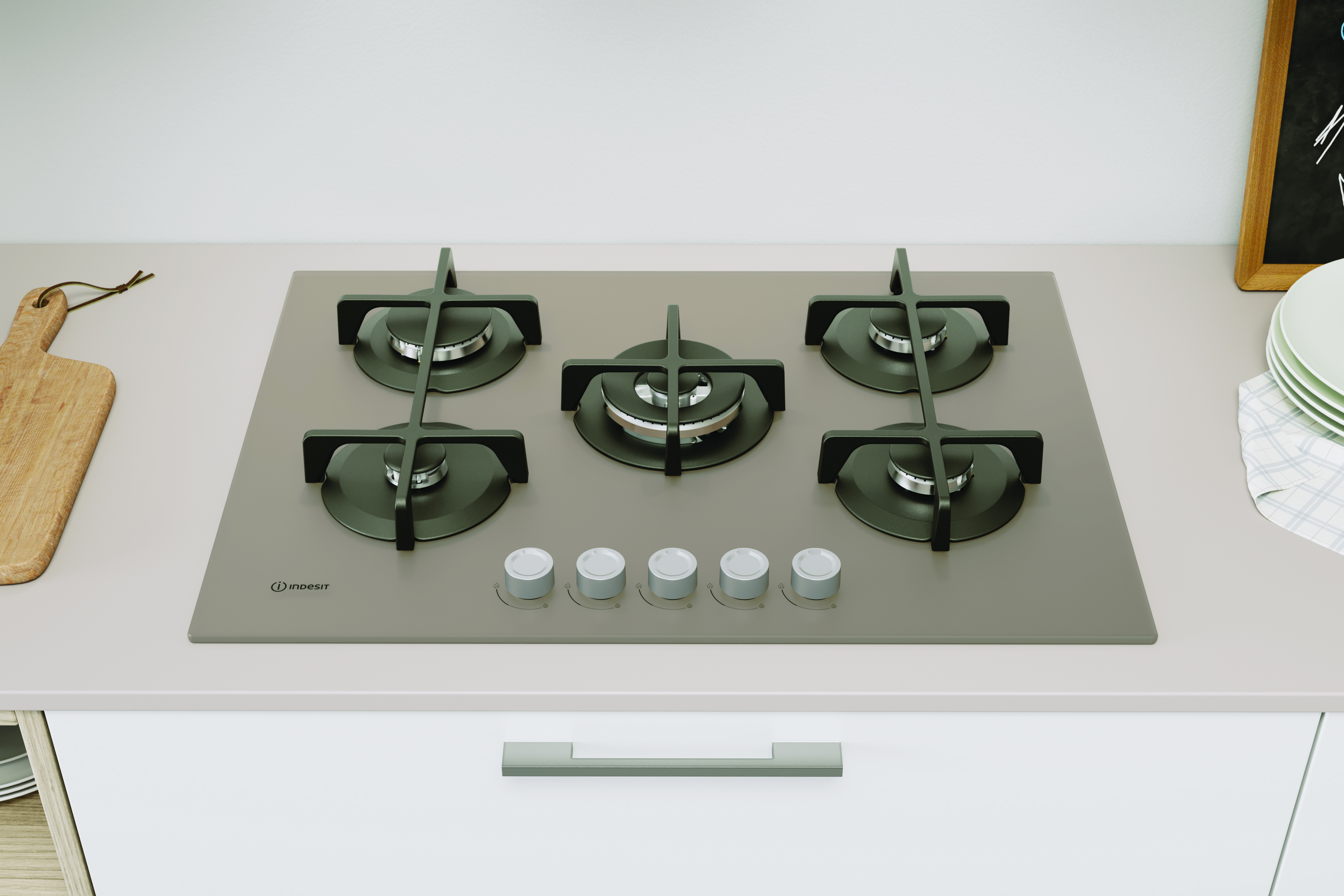 Una cocina de gas gris con cinco quemadores y perillas plateadas sobre una superficie blanca.