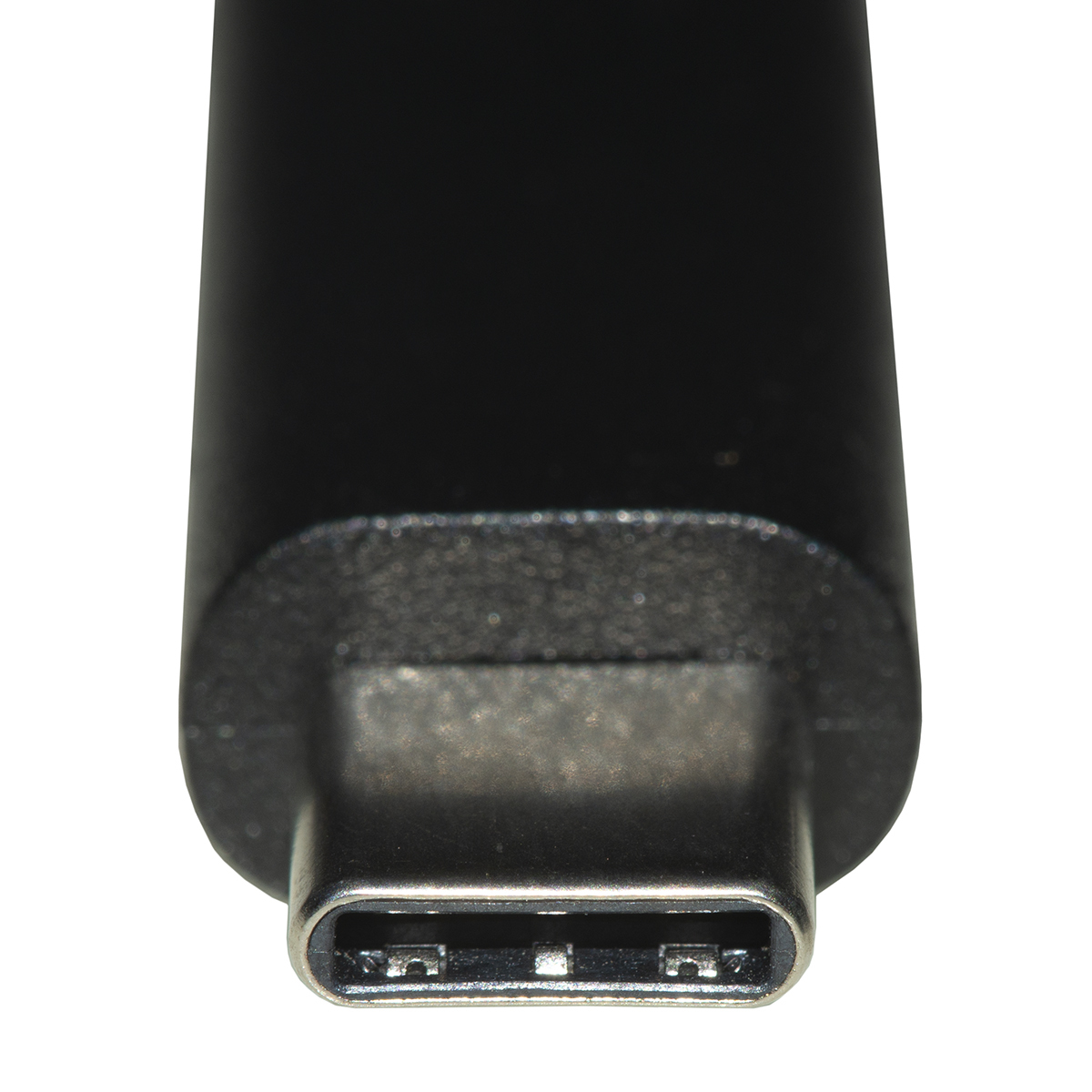 Zbliżenie czarnego złącza USB-C z metalicznym, srebrnym wnętrzem, na białym tle.