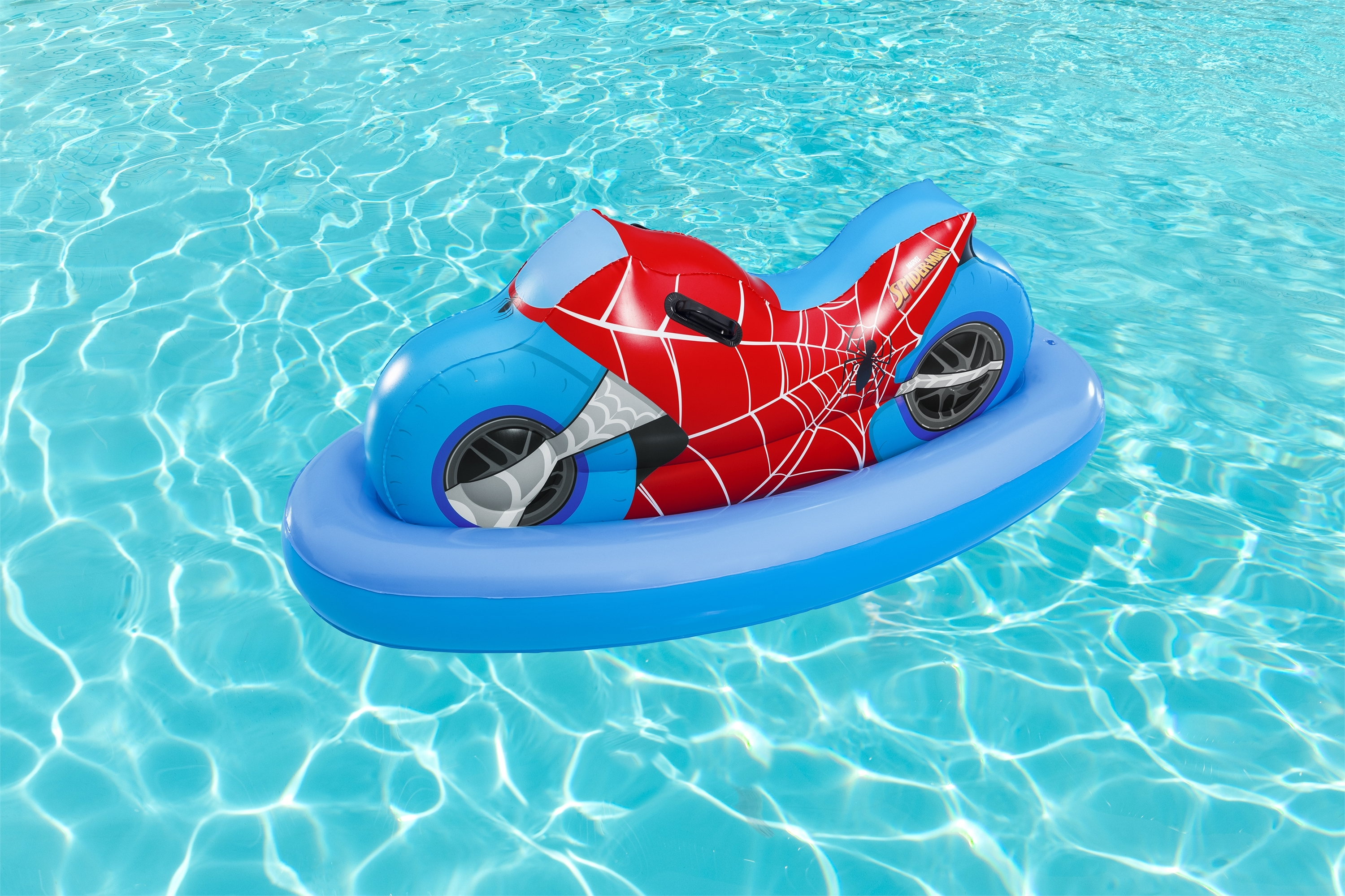 Aufblasbarer Spider-Man Jet-Ski, der in einem Pool schwimmt.