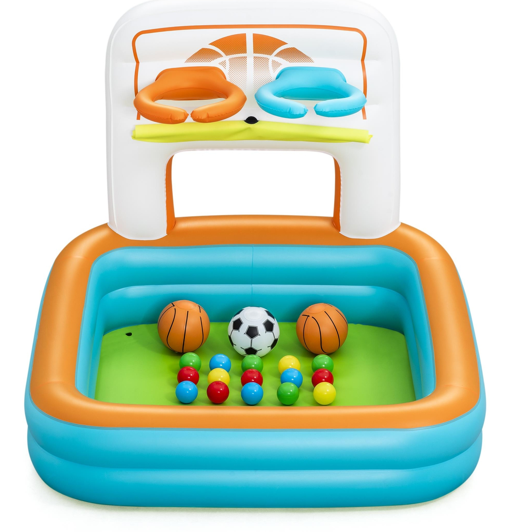 Nadmuchiwany basen z koszem do koszykówki, bramką do piłki nożnej, piłkami. Białe tło.