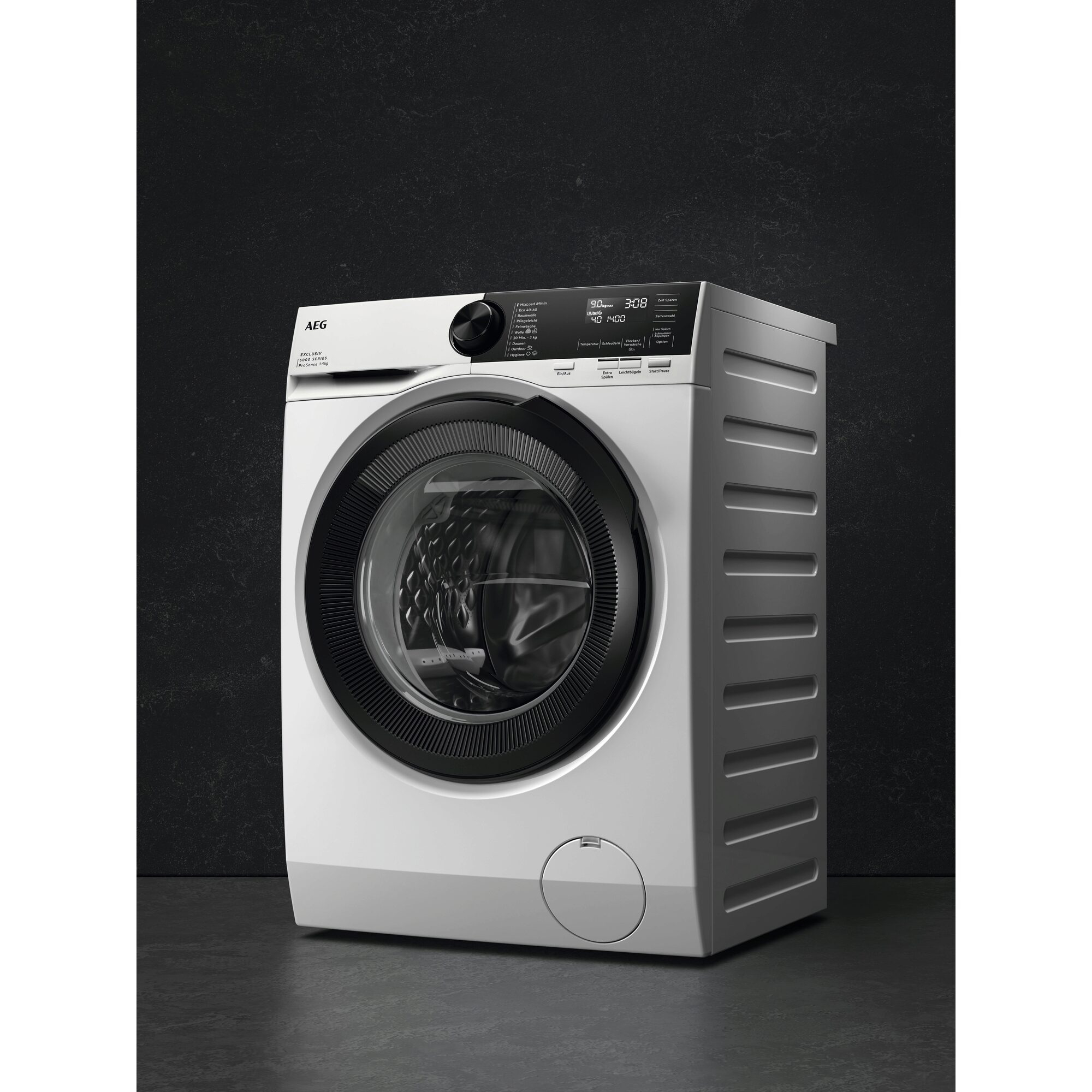 Lavadora AEG blanca con puerta y panel de control negros, sobre un fondo oscuro.