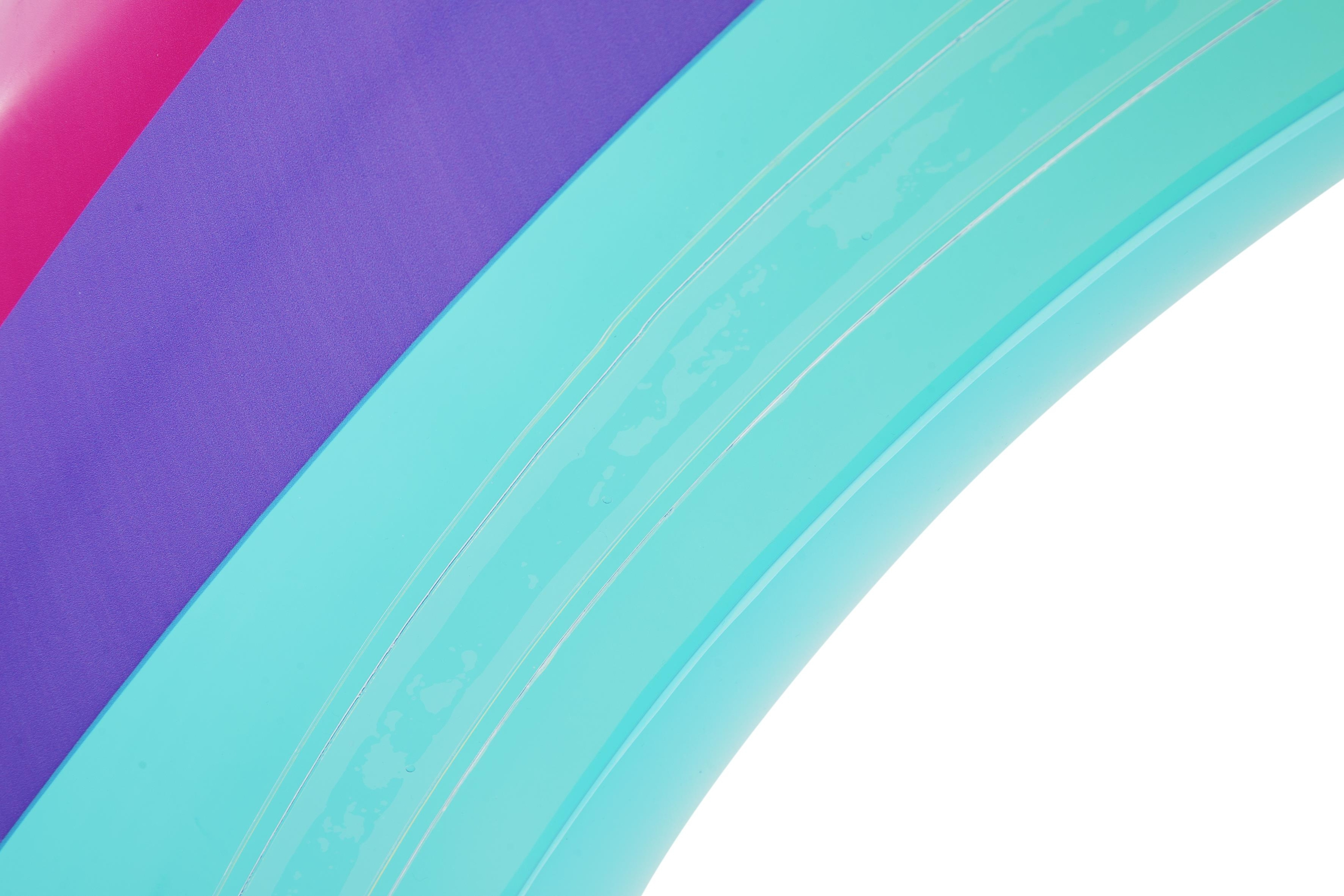 Primer plano del arco iris, mostrando los colores, sobre un fondo blanco.