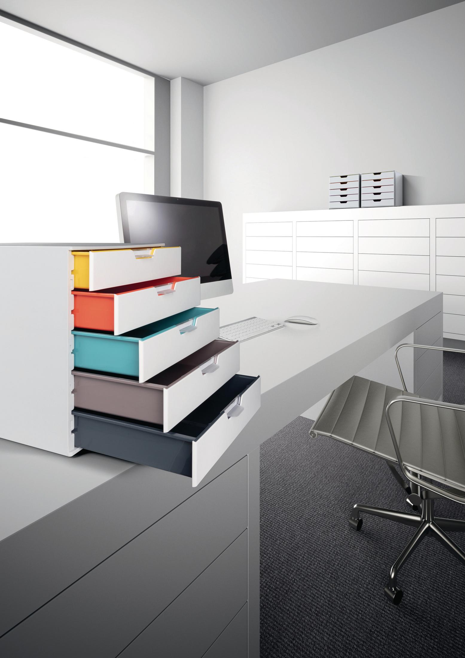 Biurko z kolorowymi szufladami i komputerem, białe tło.