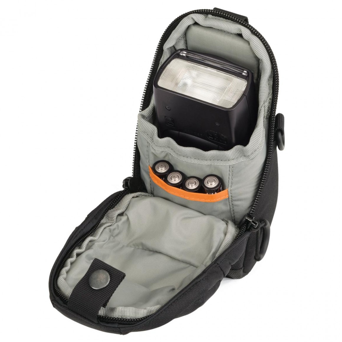 Geöffnete schwarze Kameratasche mit Blitz und 4 Batterien. Es ist eine Lowepro Tasche.