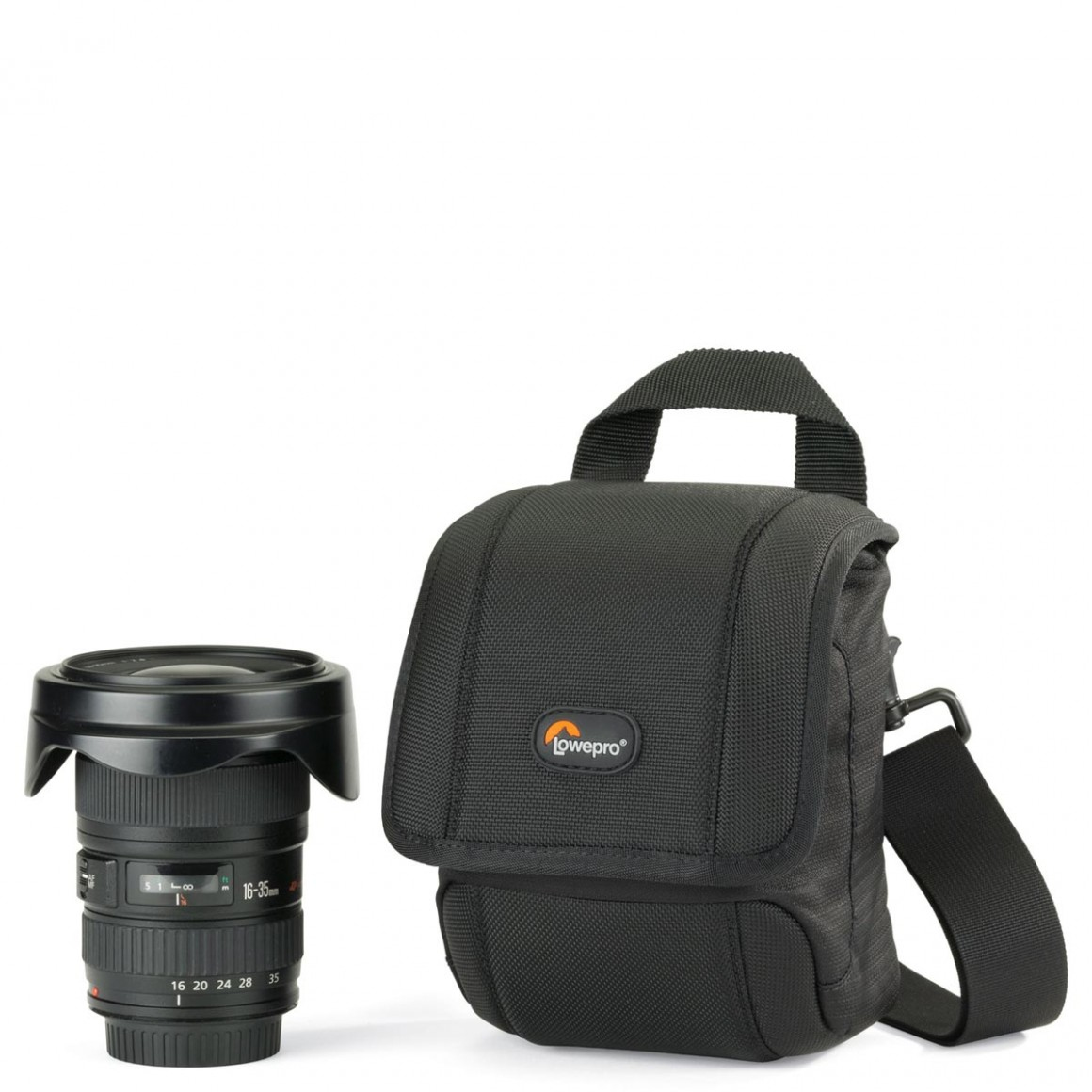 Ein Kameraobjektiv und eine schwarze Kameratasche mit Lowepro-Logo, auf weißem Hintergrund.
