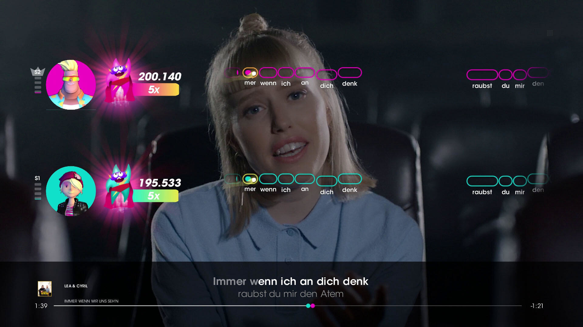 Eine Frau singt Karaoke mit Punktezählern. Der Hintergrund ist dunkel, und die Texte werden angezeigt.