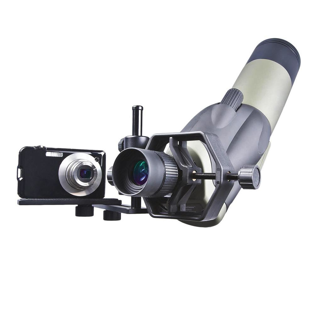 Fotocamera collegata a un telescopio su sfondo bianco.