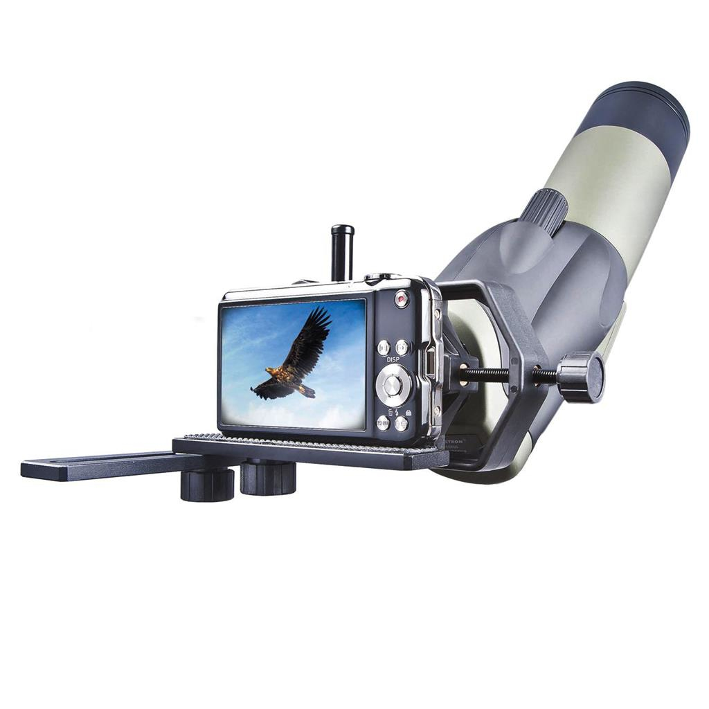 Una fotocamera montata su un cannocchiale, che mostra l'immagine di un'aquila su sfondo bianco.