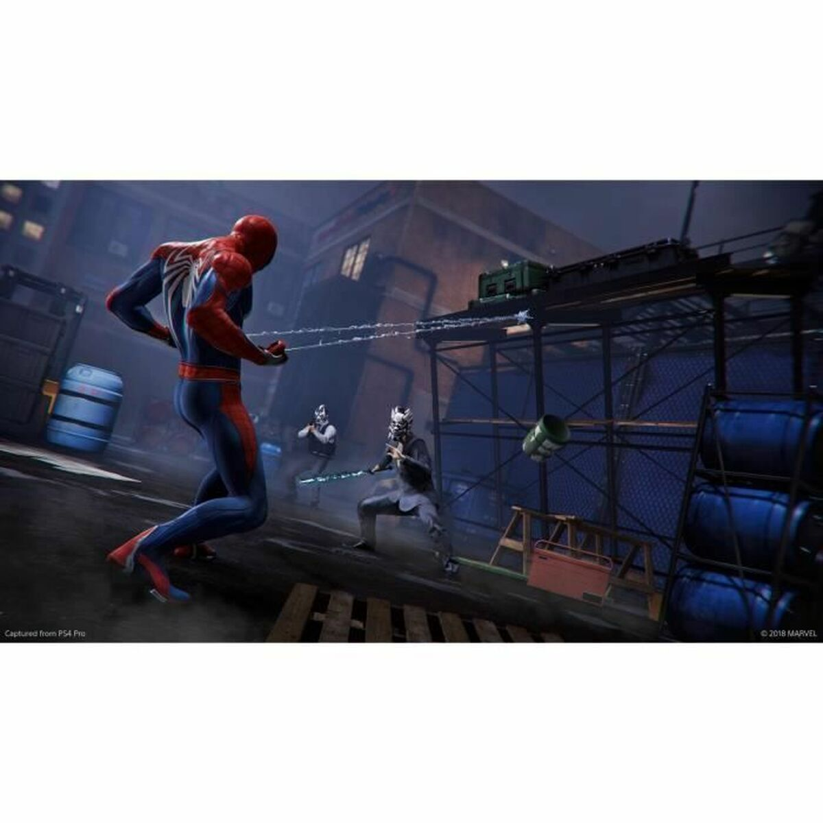 Spider-Man walczący w alei, sieć, scena akcji, gra PS4.