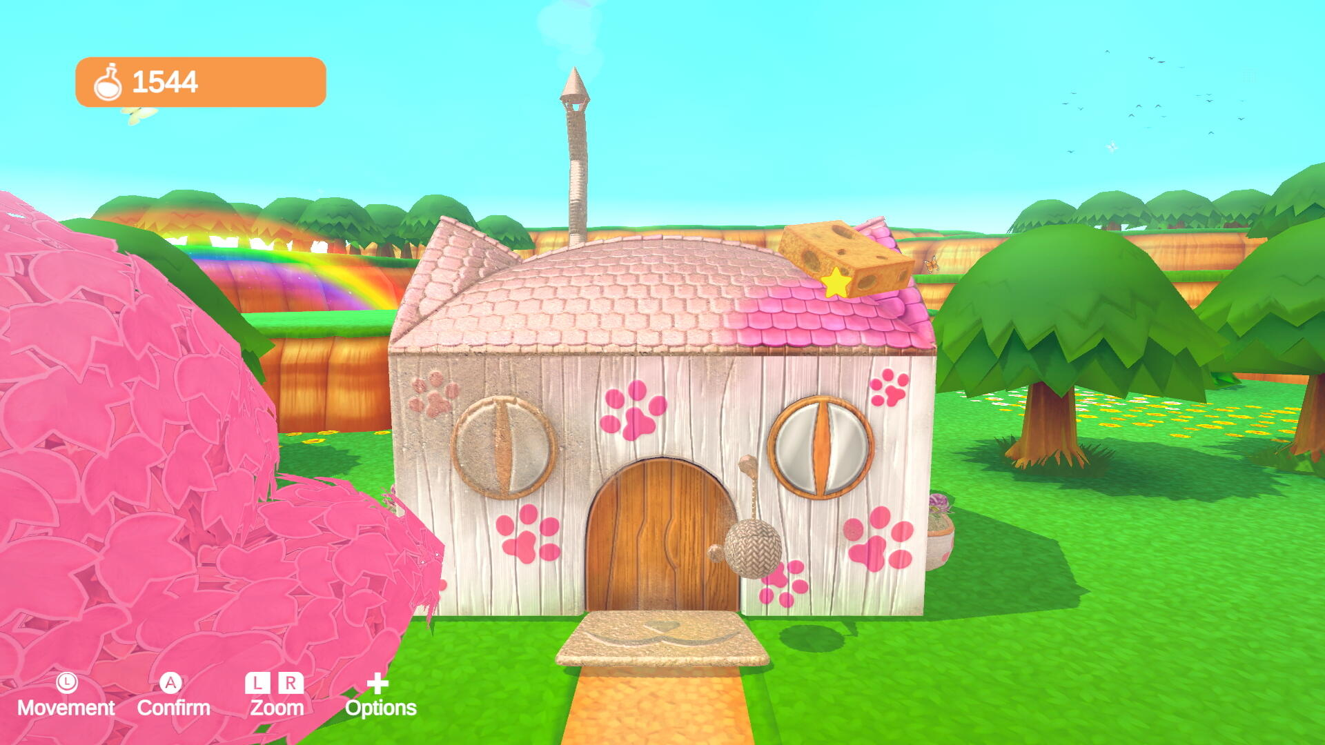 Casa di gatto dei cartoni animati con tetto rosa, impronte di zampe e porta per gatti in un ambiente colorato.