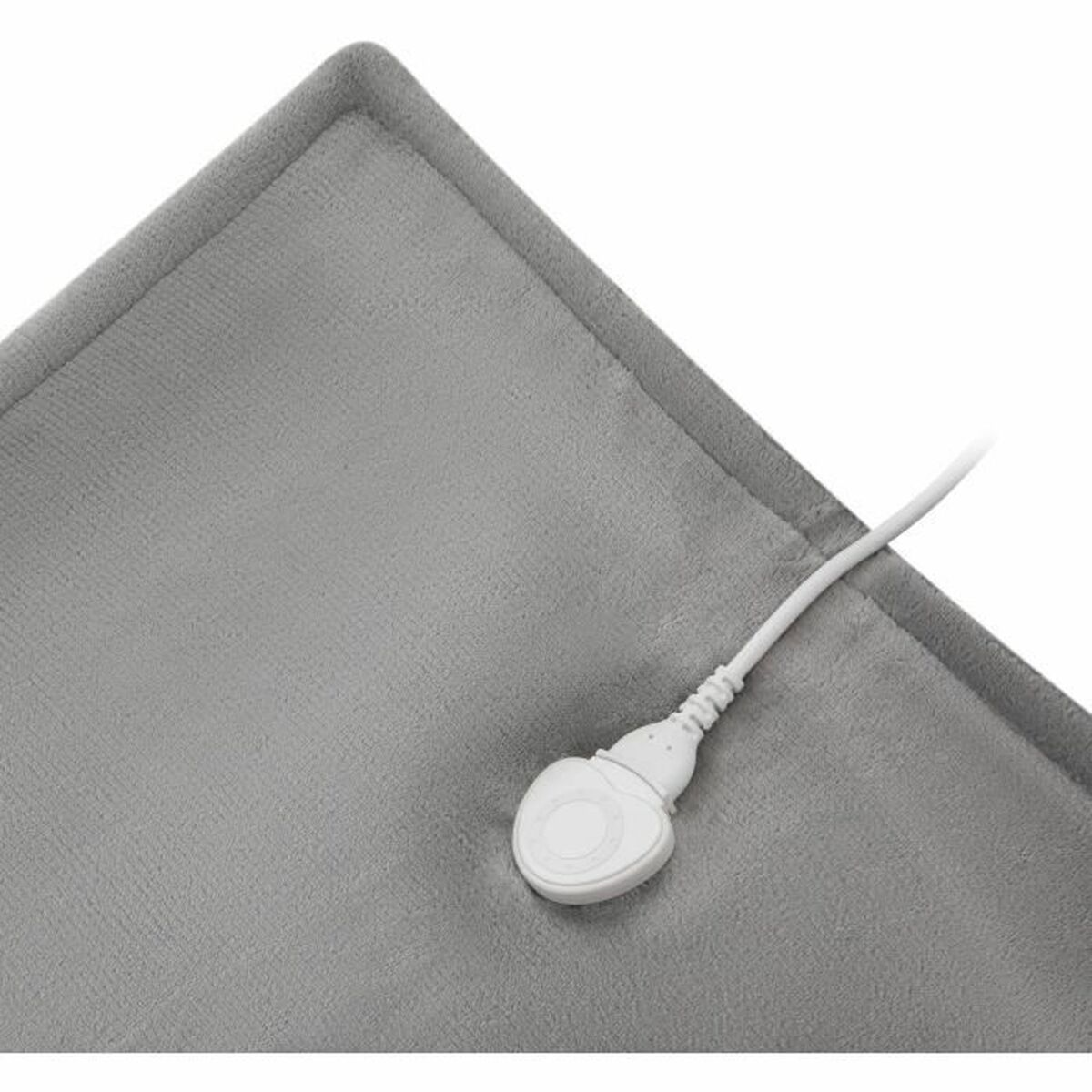 Szary koc grzewczy z białym kontrolerem i białym przewodem na białym tle.