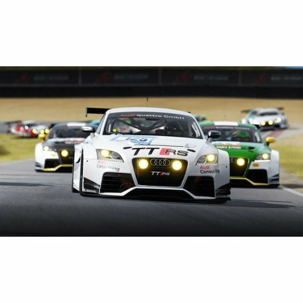 Samochody wyścigowe na torze. Biały samochód TT RS z przodu, inne samochody z tyłu. Widoczne logo Audi.