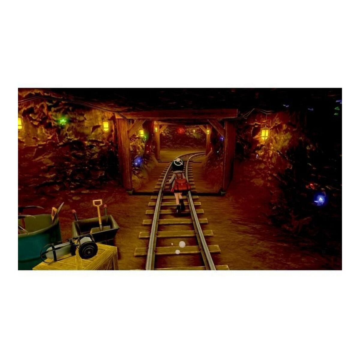 Postać idzie po torach kolejowych w ciemnym tunelu kopalni. Widoczne żółte światła.