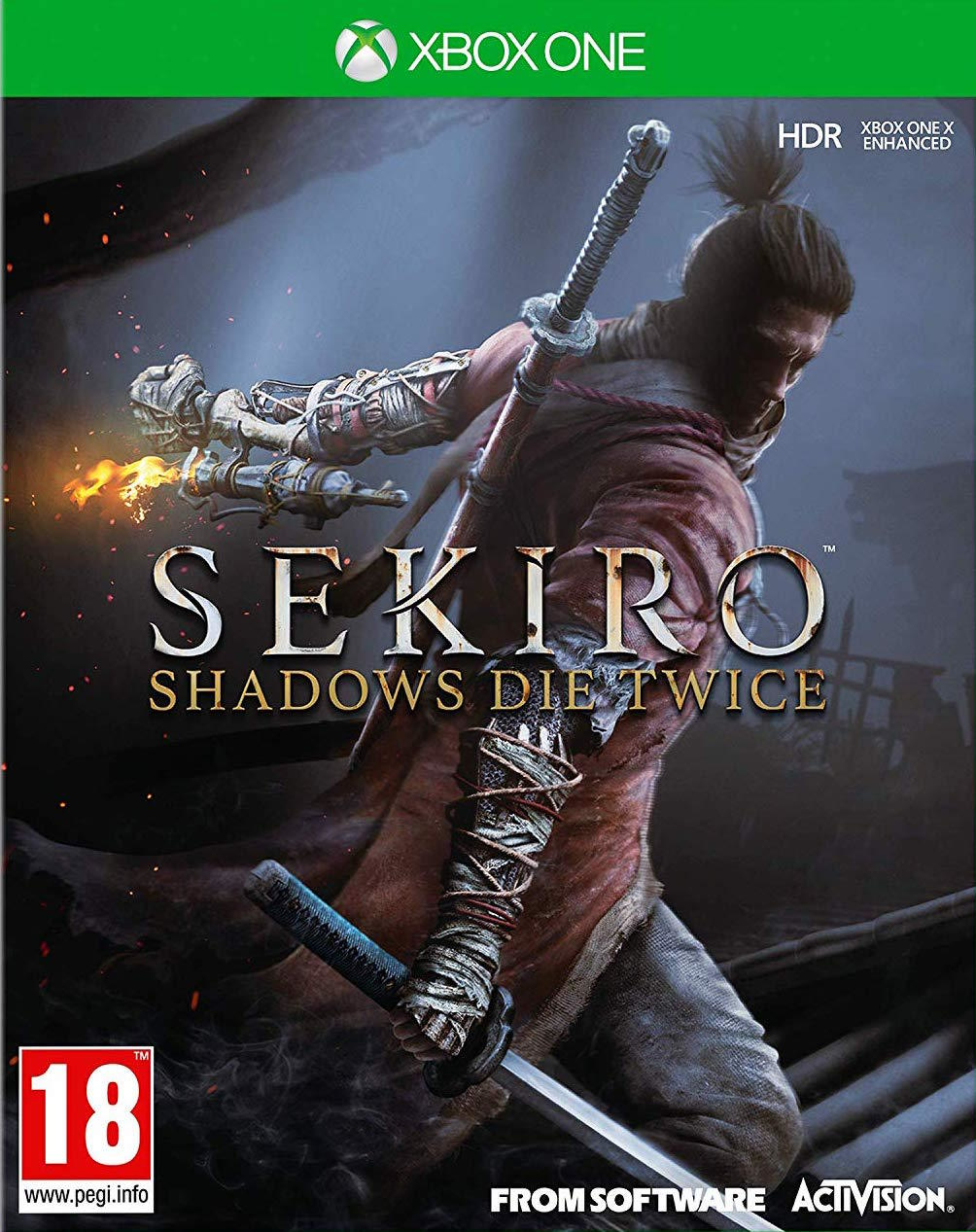 Okładka gry Sekiro Shadows Die Twice. Mężczyzna z mieczami stoi w mrocznym, surowym otoczeniu.