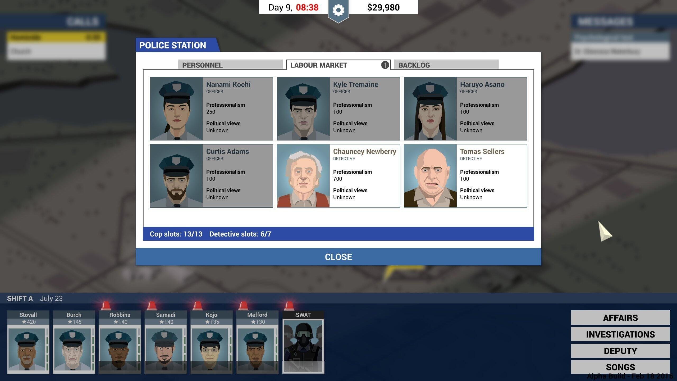 Interfaccia di gioco che mostra informazioni sul personale. Vengono elencati ufficiali e detective.