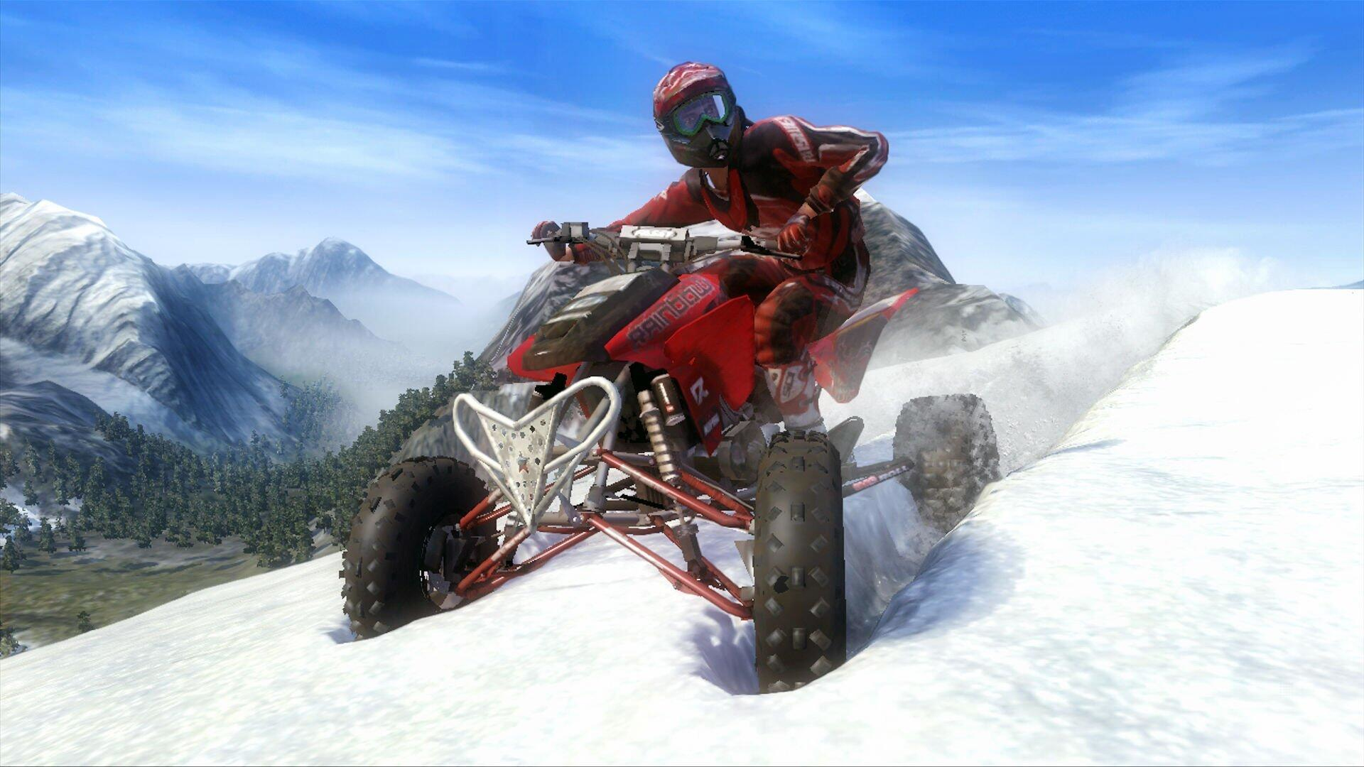 Una persona guida un ATV rosso su una montagna innevata, con casco e occhiali, navigando su un pendio innevato.