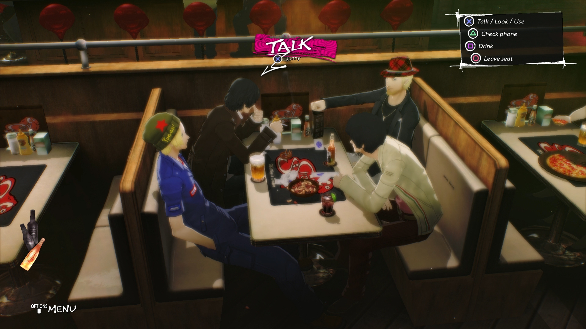 Scena z gry z ludźmi siedzącymi przy stole w barze. Interfejs pokazuje opcję rozmowy.