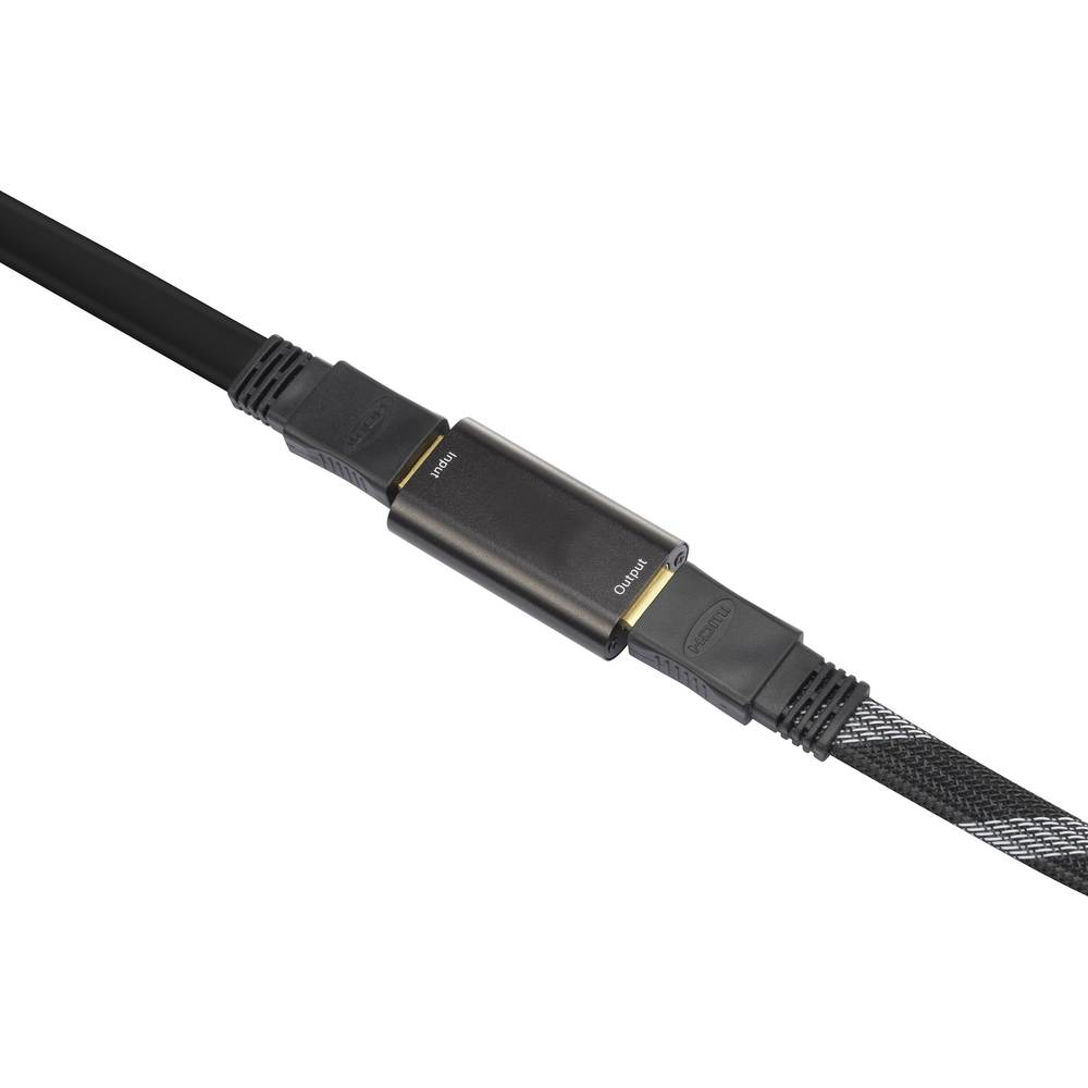 Cavo HDMI nero collegato a un adattatore nero con etichette 'Input' e 'Output'.