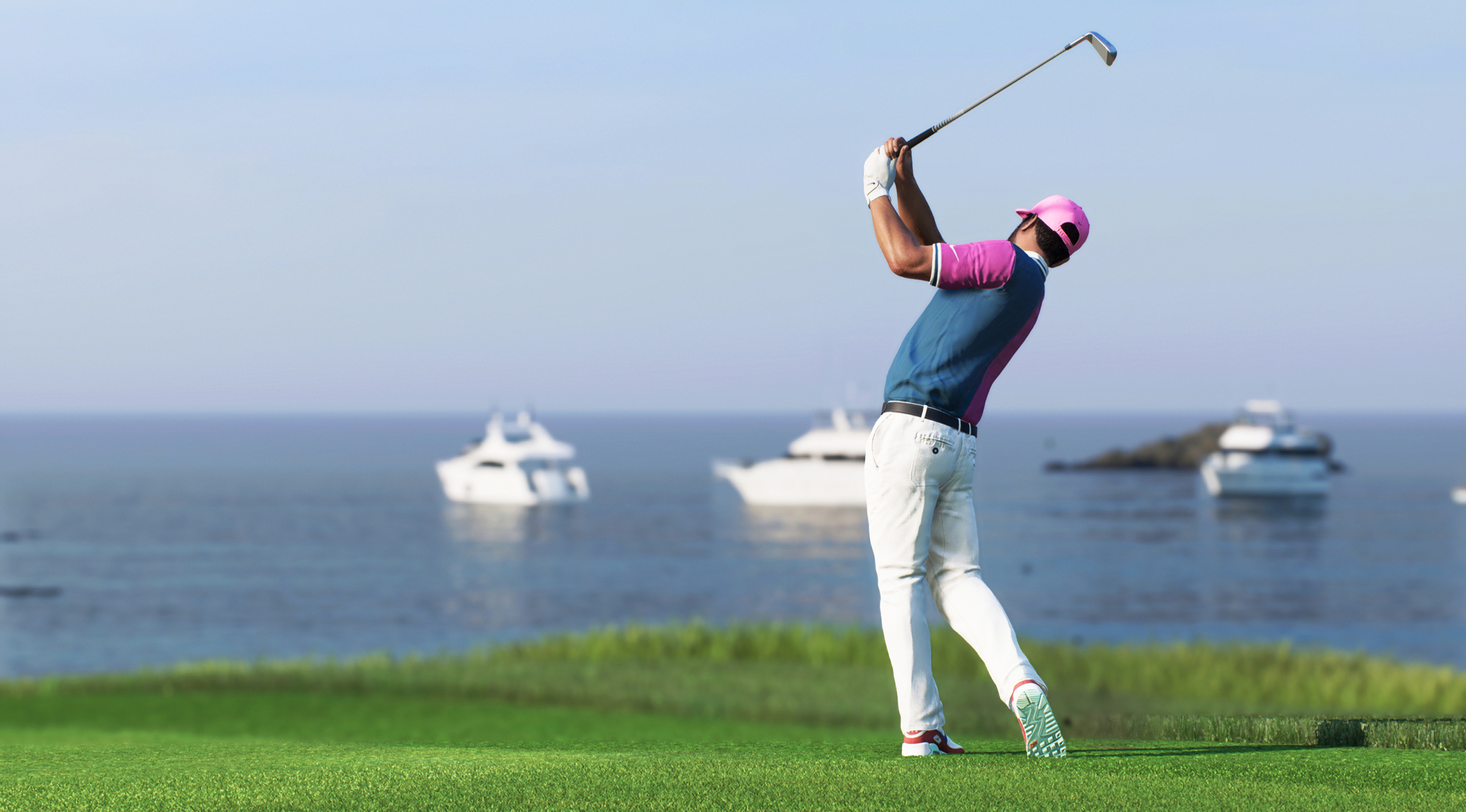 Golfer in Aktion, schwingt einen Schläger auf einem grünen Platz mit Wasser und Booten im Hintergrund.