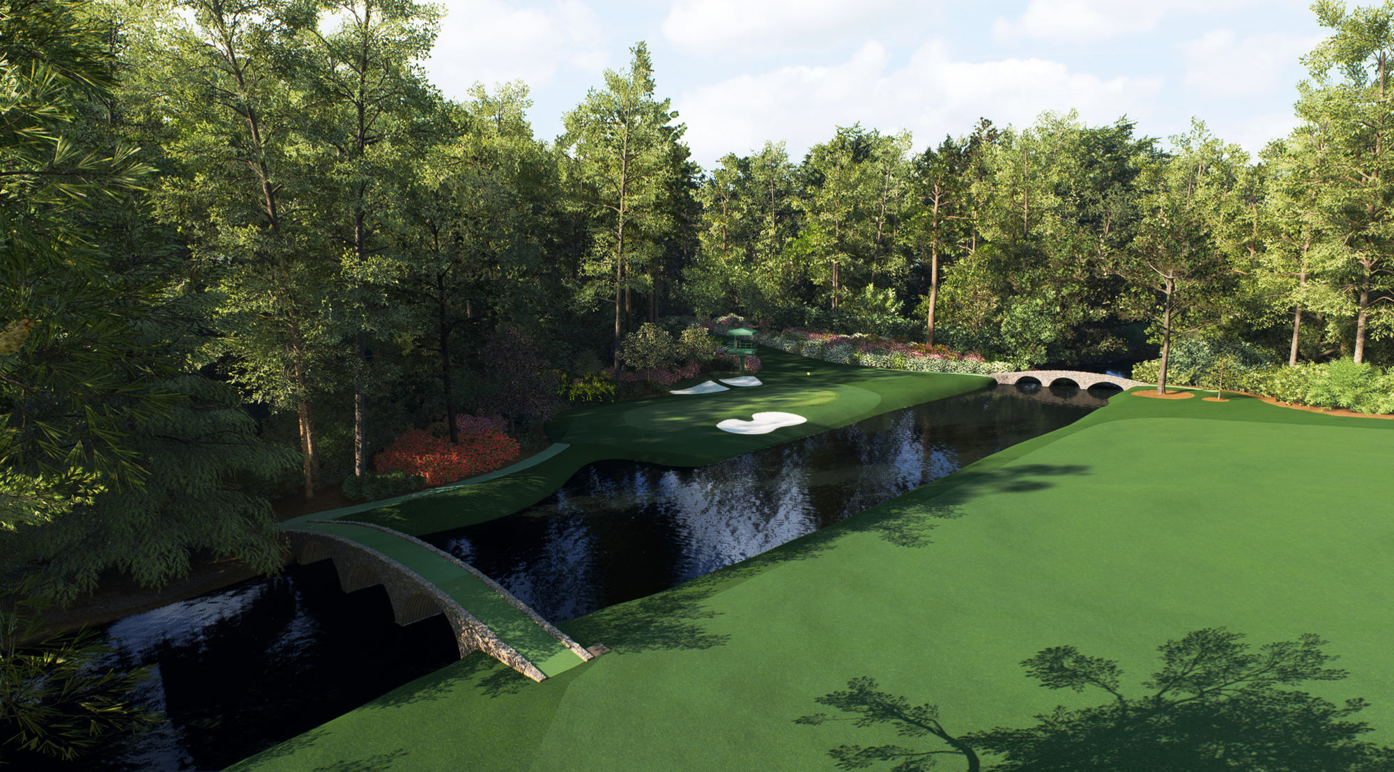Golfplatz mit See, Brücken und Bäumen. Grünes Gras und ein sonniger Tag.