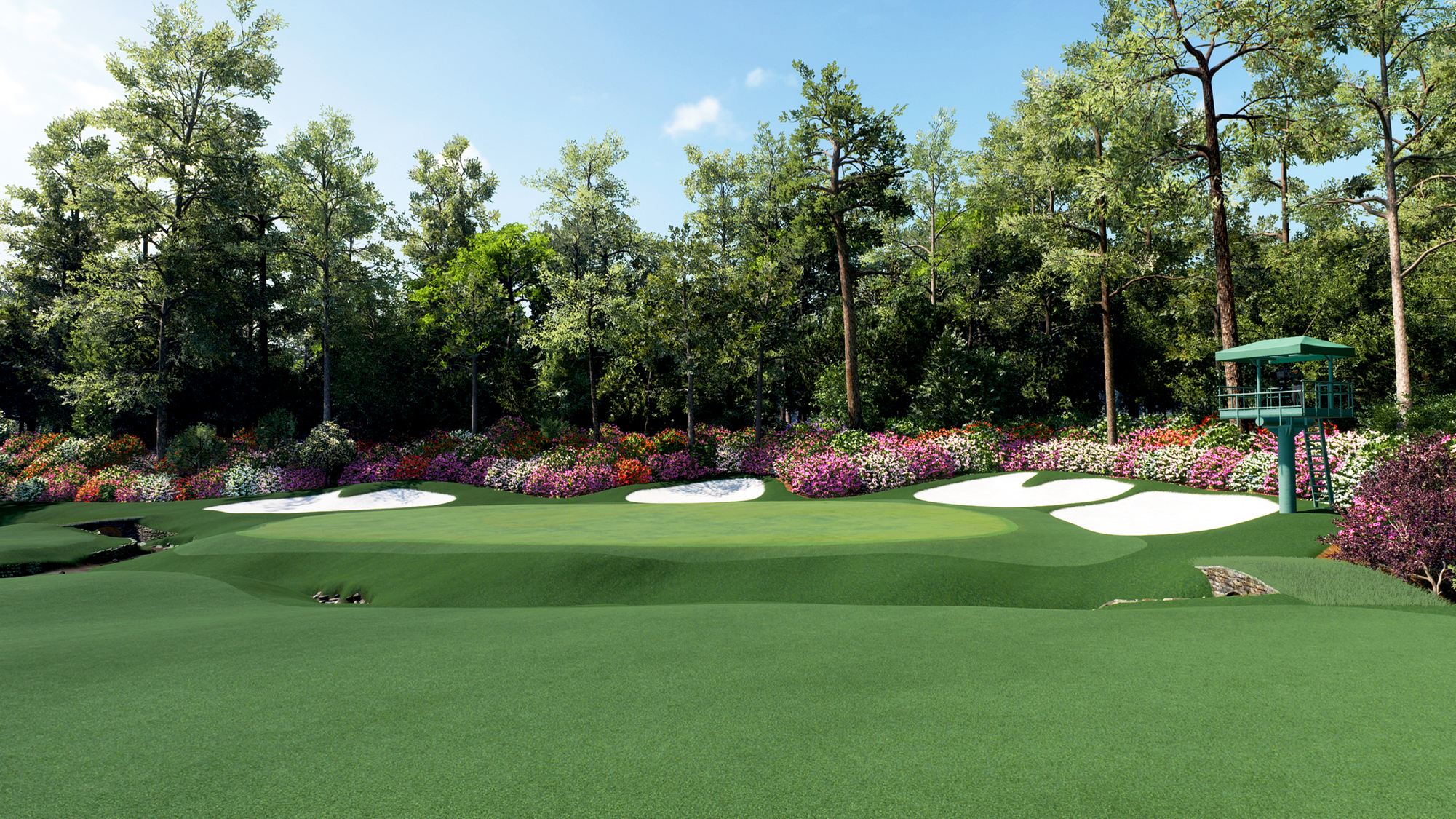 Grüne Golfplatzszene mit Bäumen, Zuschauern und Grün. Ein Wachturm und Fahnen sind sichtbar.