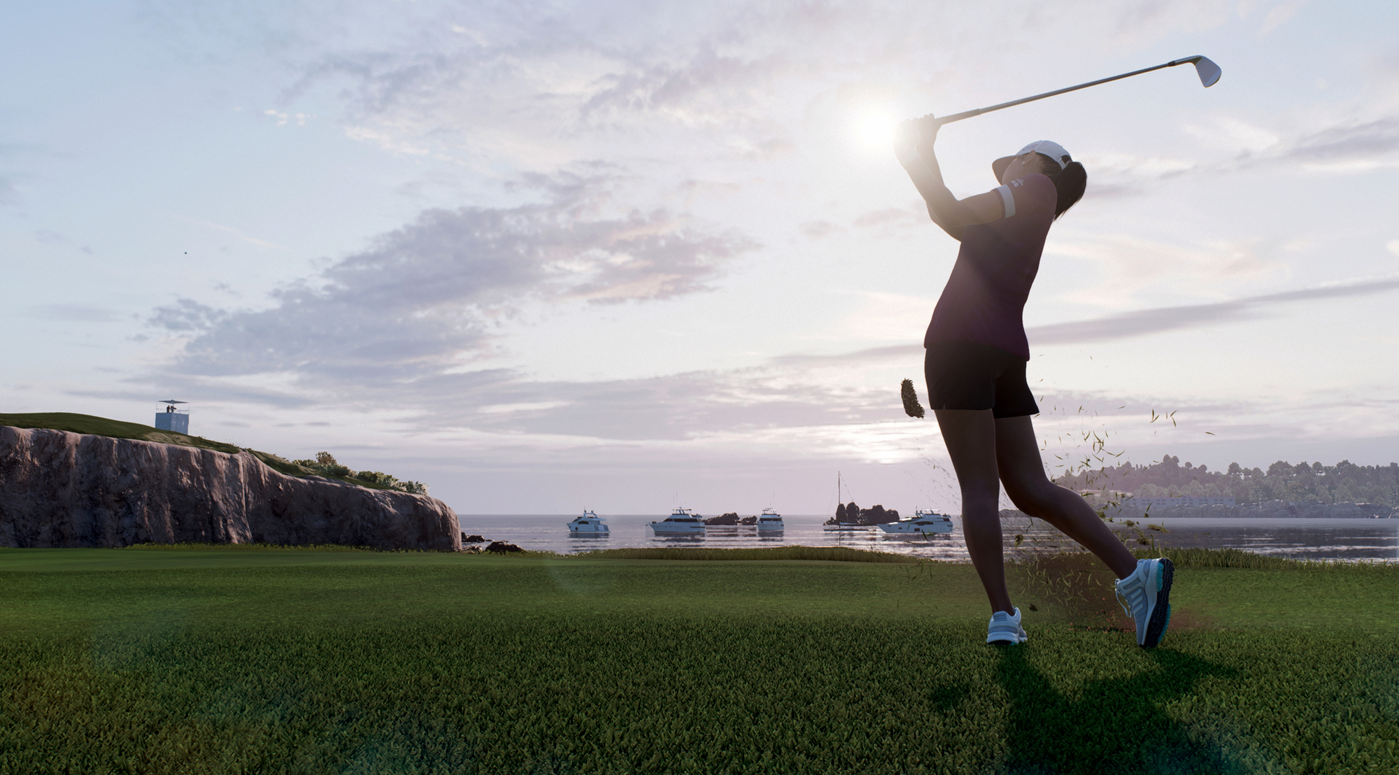 Ein Golfer schwingt einen Schläger auf einem Grün, mit heller Sonne und Wasser im Hintergrund.